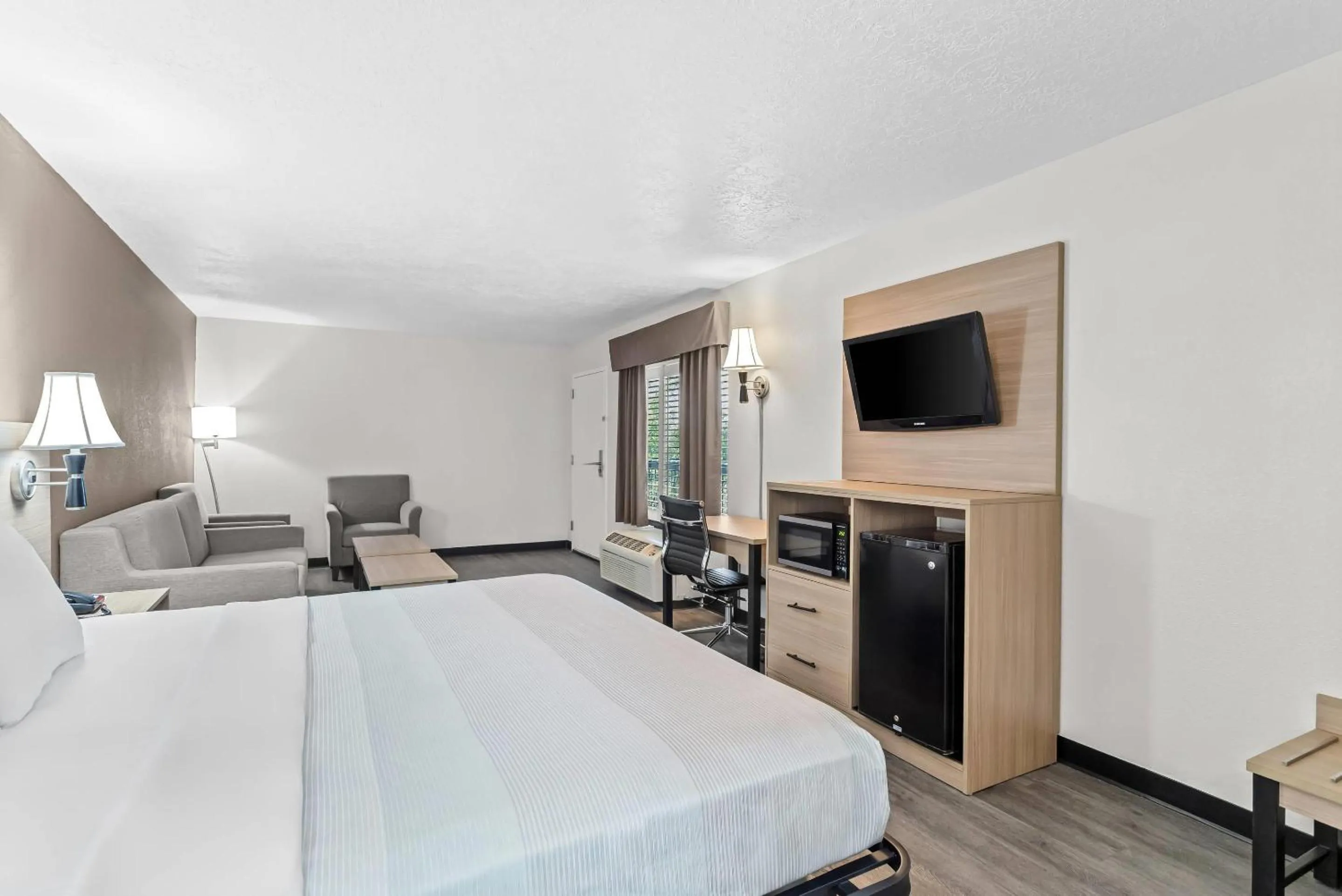 Bedroom, Bed in Quality Inn & Suites Sunport Airport Albuquerque