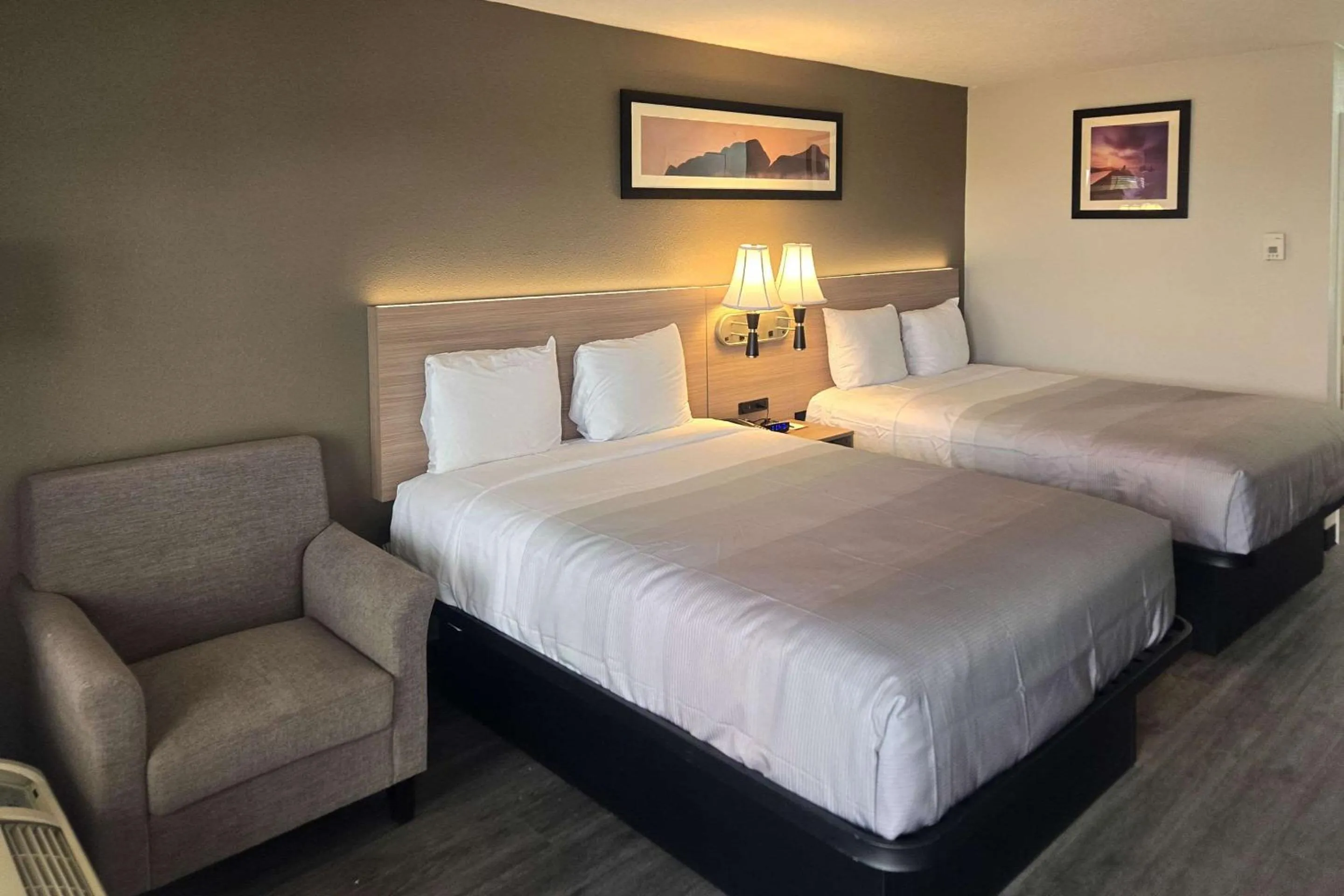 Bedroom, Bed in Super 8 by Wyndham Albuquerque Airport