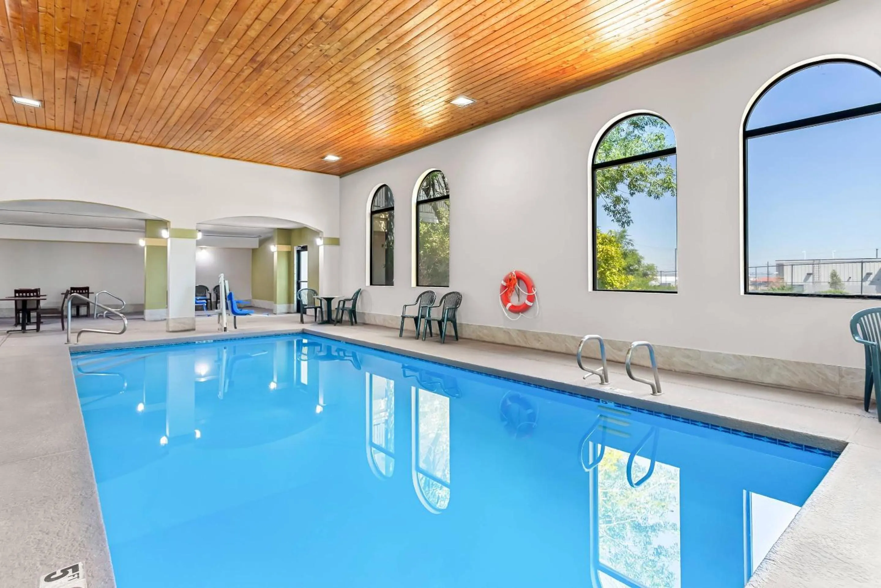 Swimming pool in Quality Inn & Suites Sunport Airport Albuquerque