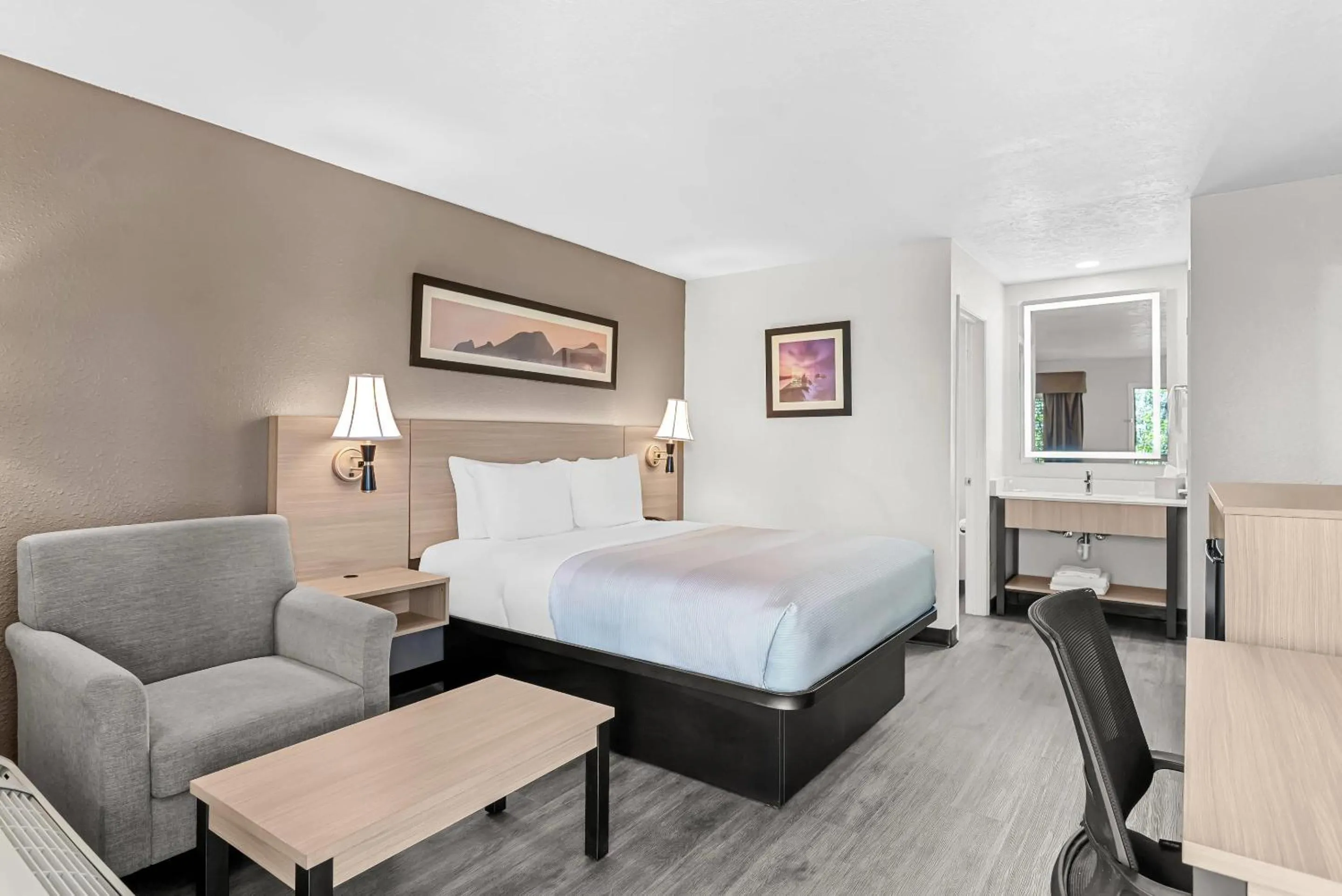 Bedroom, Bed in Quality Inn & Suites Sunport Airport Albuquerque