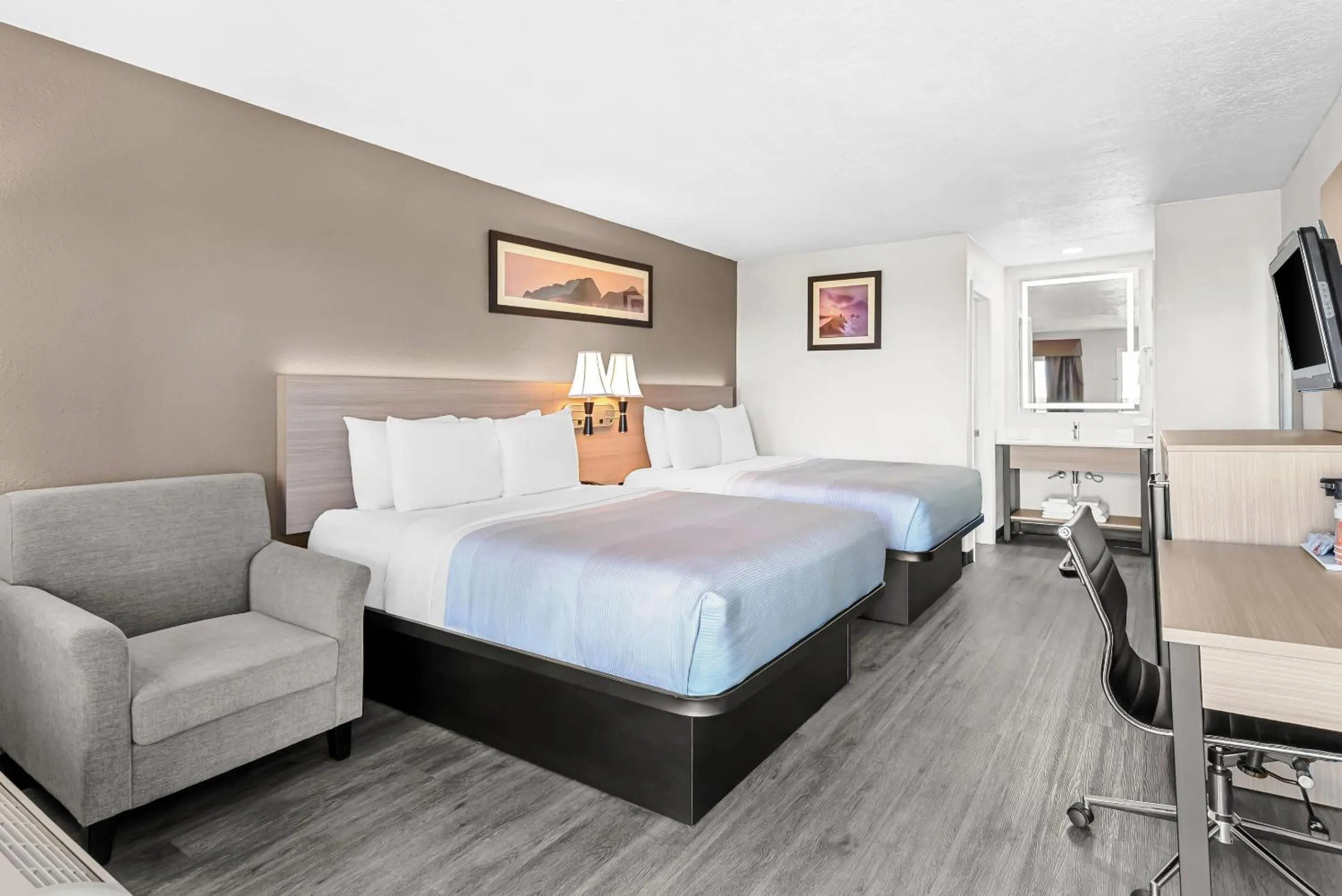 Bedroom, Bed in Quality Inn & Suites Sunport Airport Albuquerque