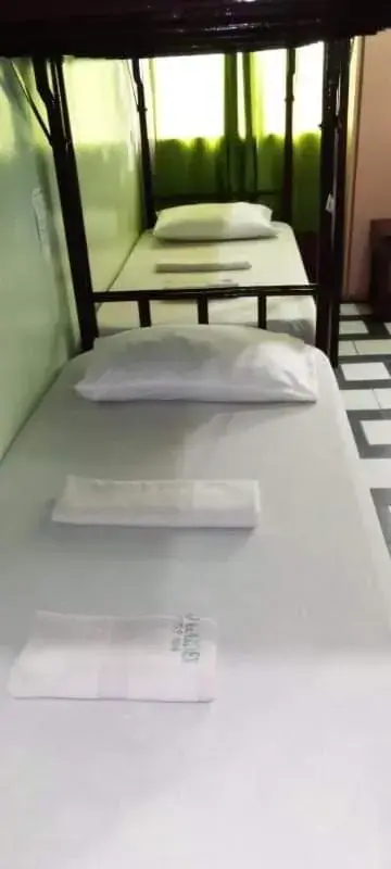 6-Bed Mixed Dormitory Room in Bamboo Garden Bussiness Inn 6-Bed Mixed Dormitory Room in Bamboo Garden Bussiness Inn