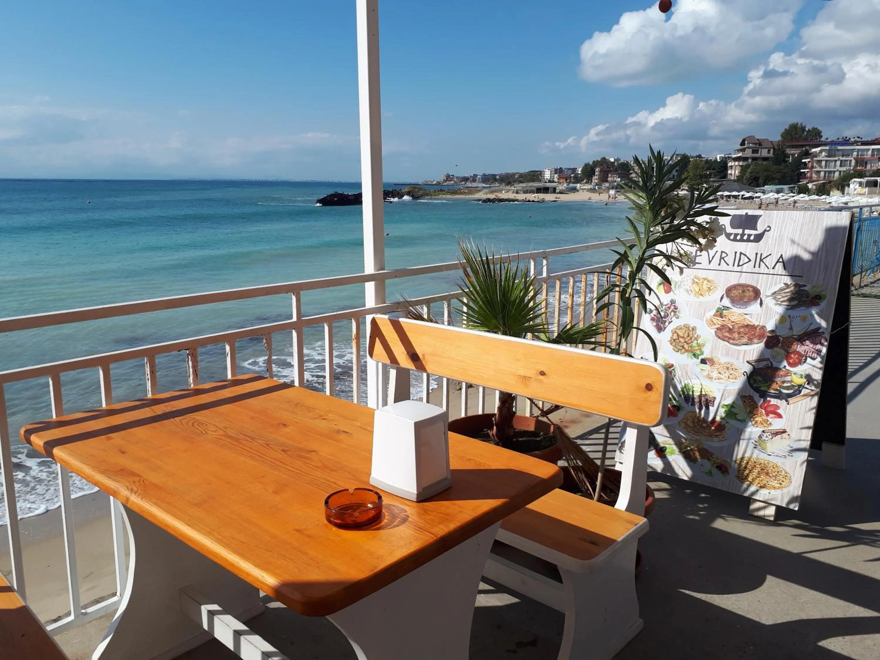 Restaurant/places to eat in Hotel Evridika