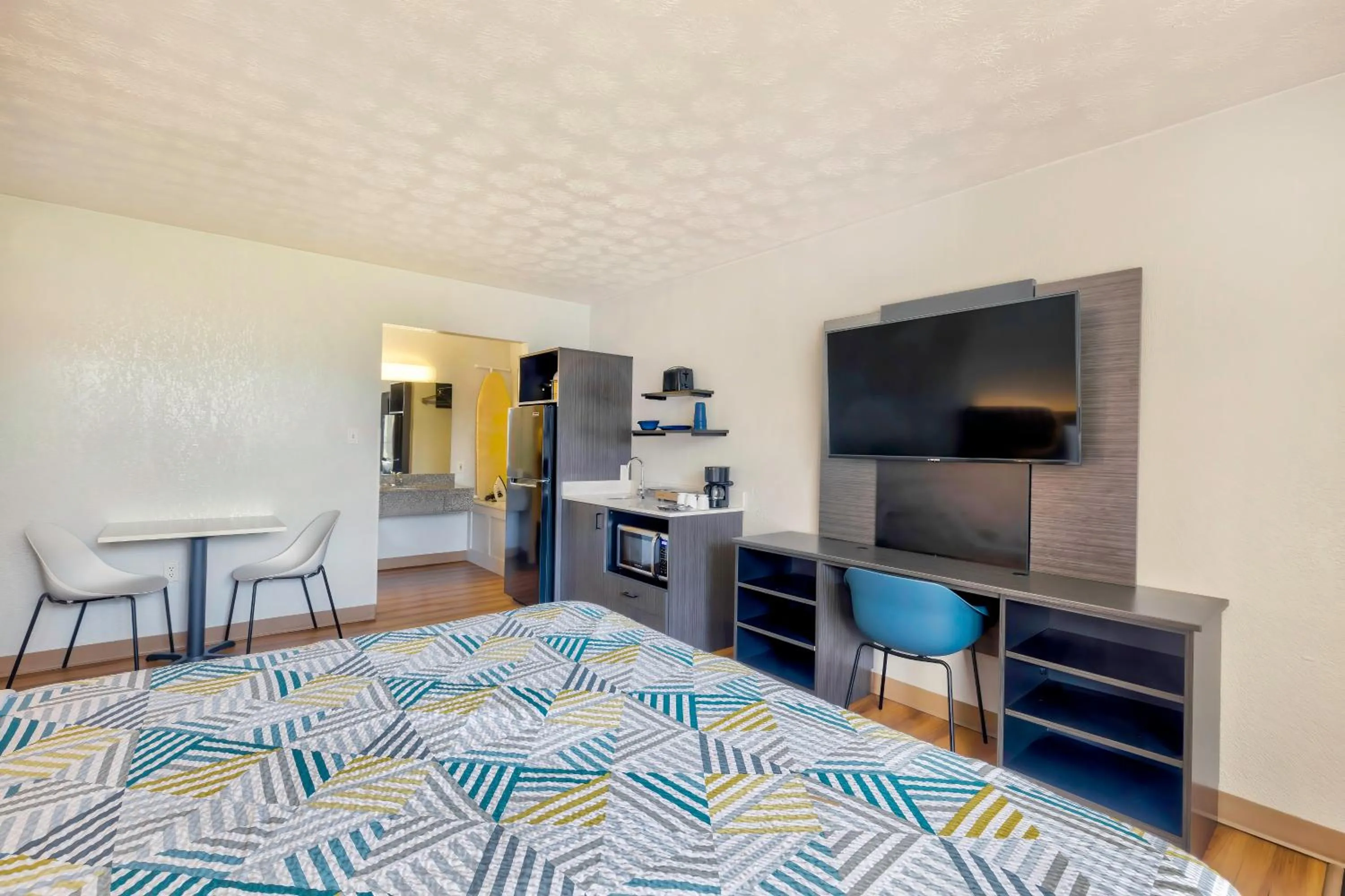 Bed in Motel 6-Mount Jackson, VA - Shenandoah