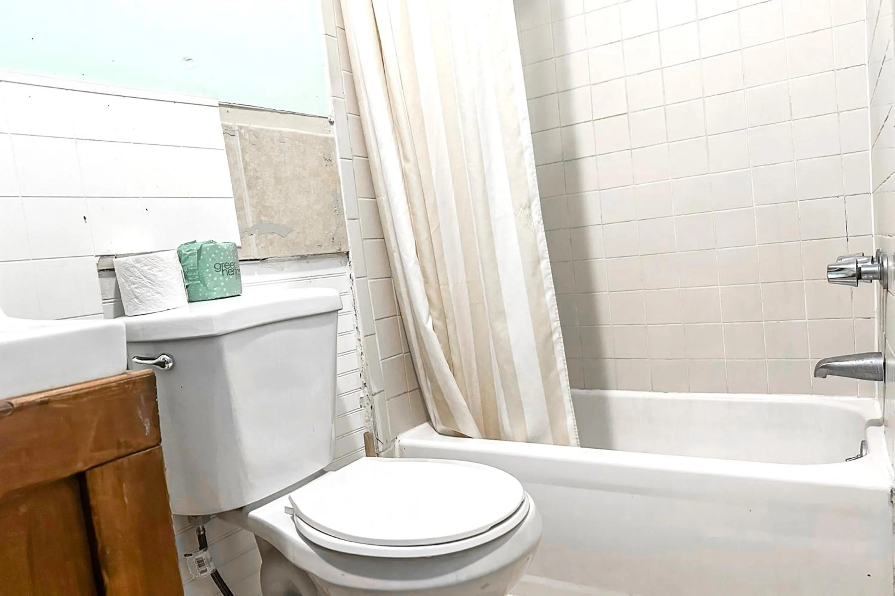 Bathroom in OYO Hotel Jonesboro Near Atlanta Airport