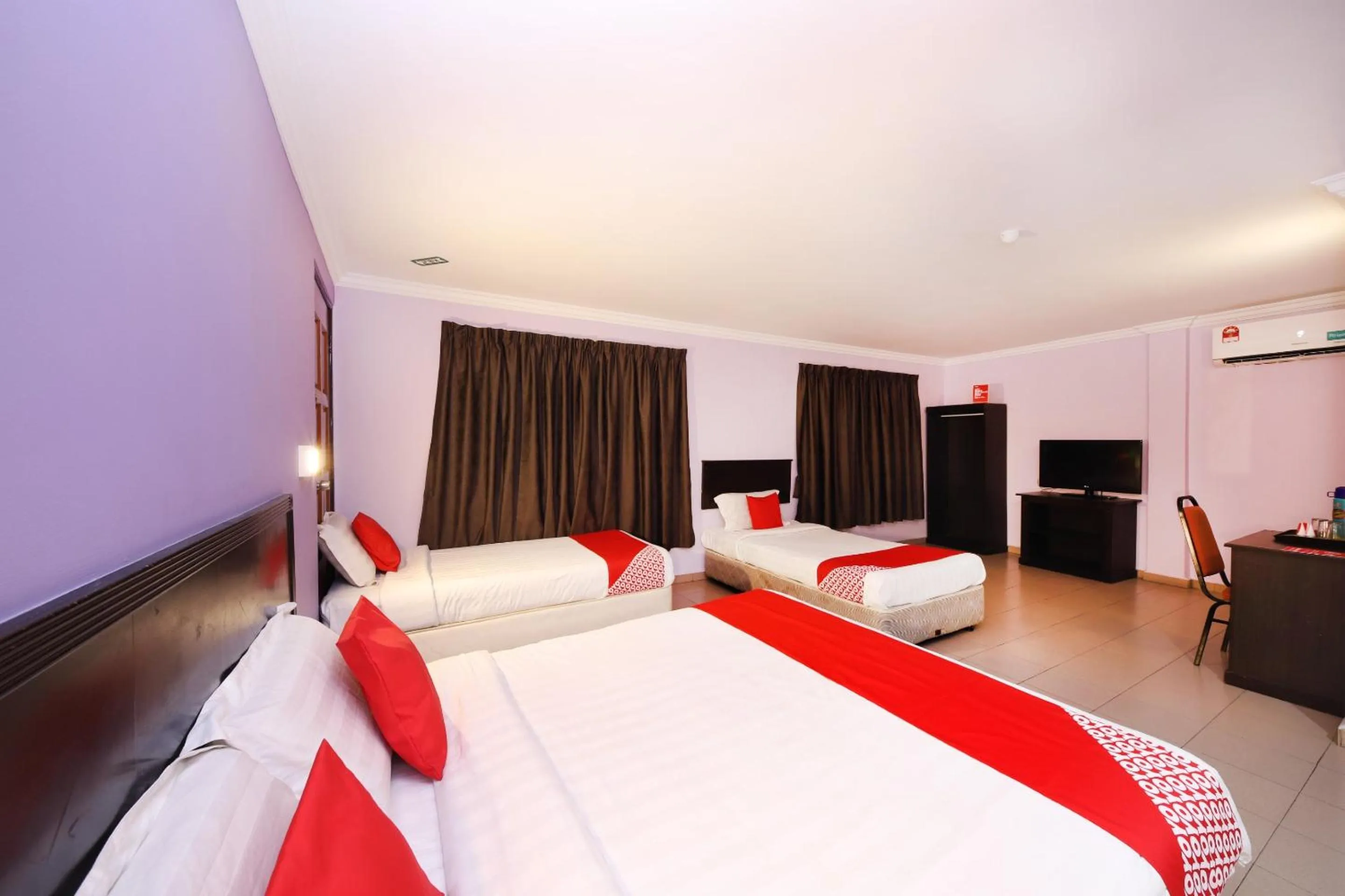 Bedroom, Bed in Super OYO 473 Comfort Hotel 2
