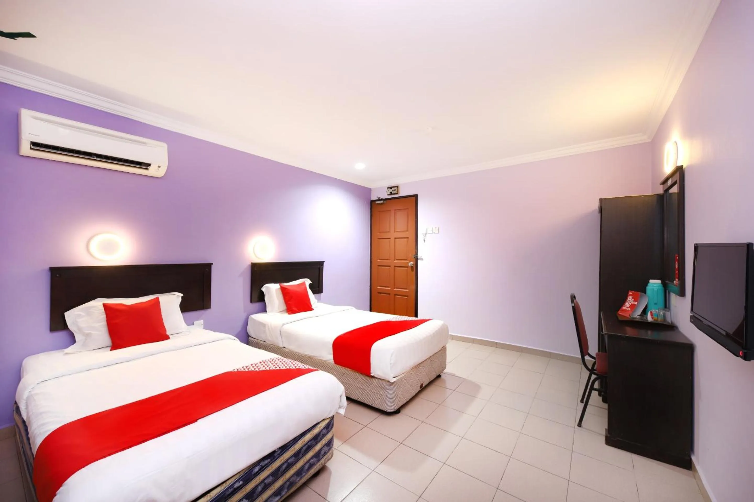 Bedroom, Bed in Super OYO 473 Comfort Hotel 2