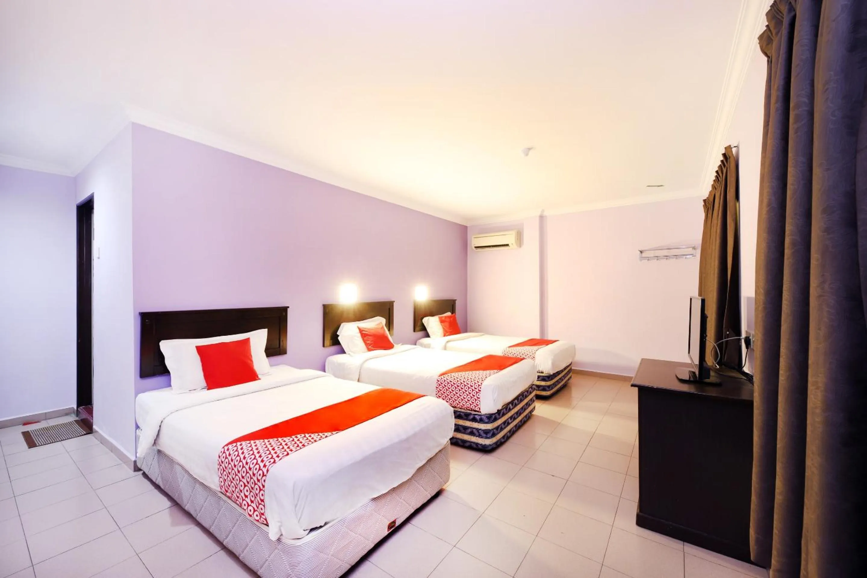 Bedroom, Bed in Super OYO 473 Comfort Hotel 2