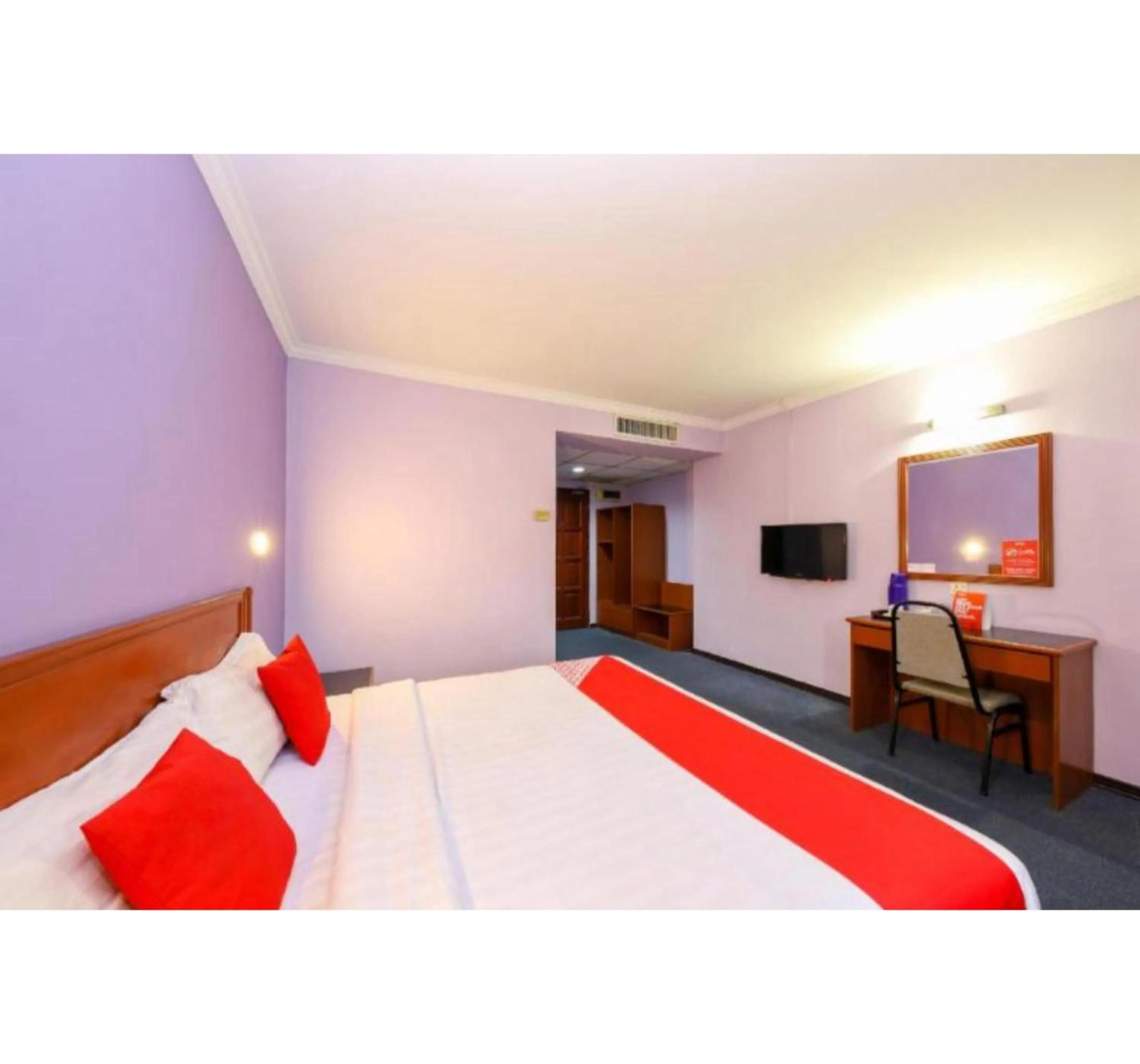 Bedroom, Bed in Super OYO 473 Comfort Hotel 2