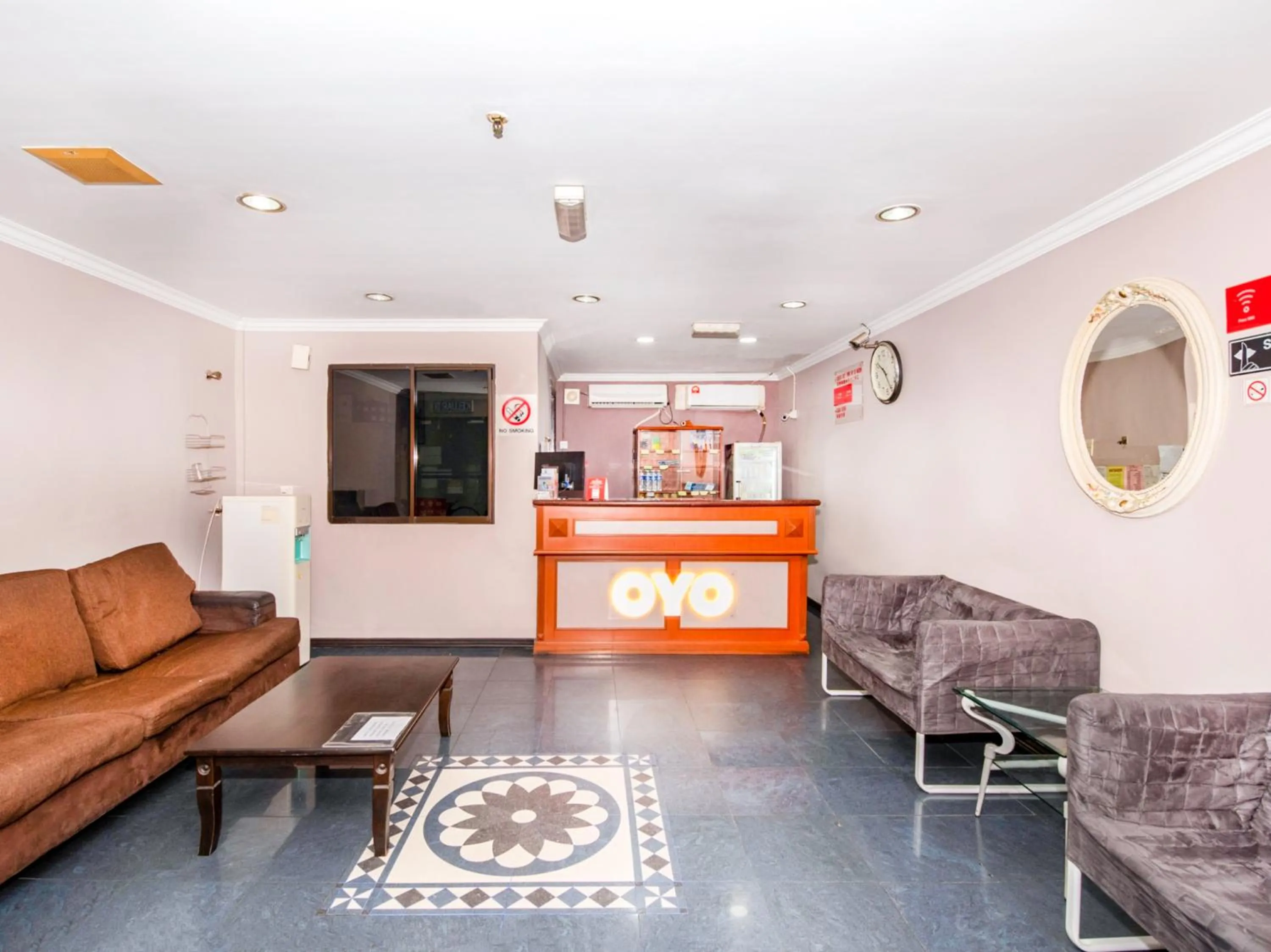 Lobby or reception, Seating Area in OYO 472 Comfort Hotel 1