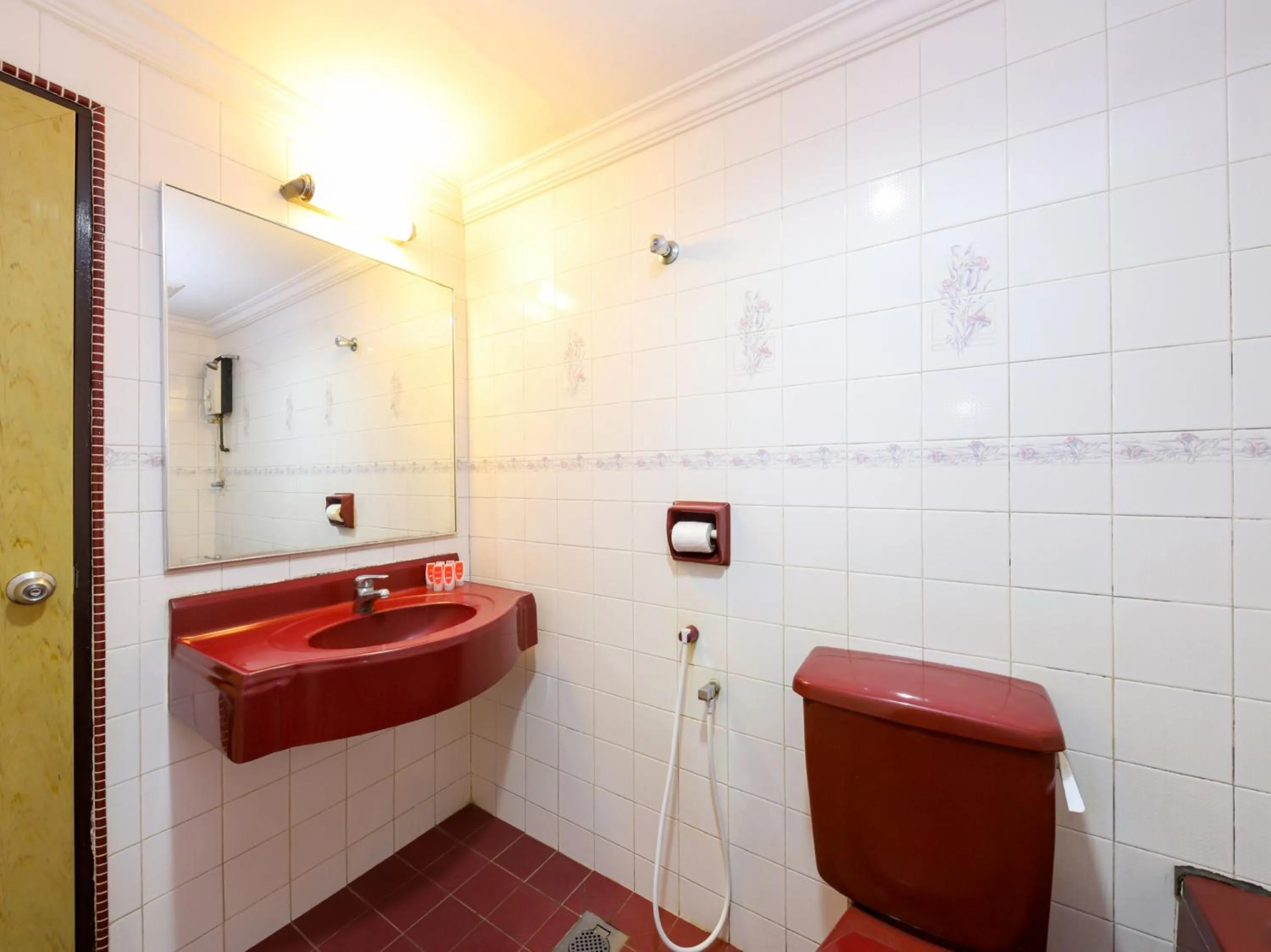 Bathroom in OYO 472 Comfort Hotel 1