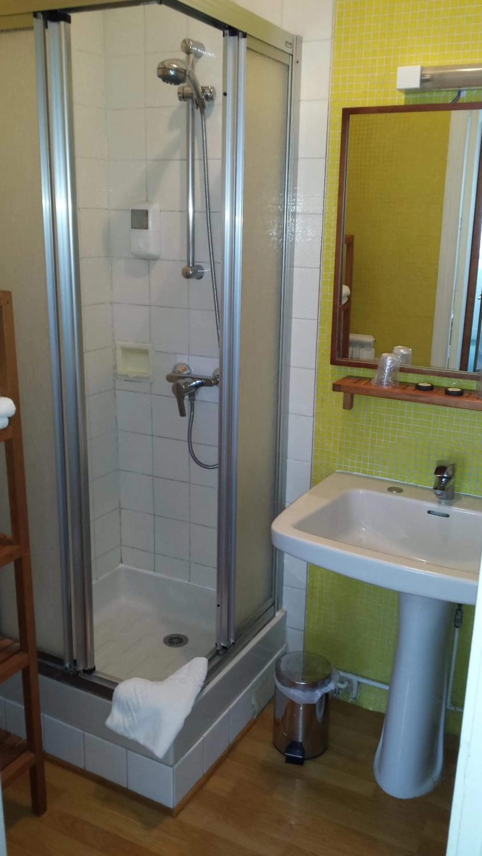 Shower, Bathroom in Grand Hotel de l'étoile