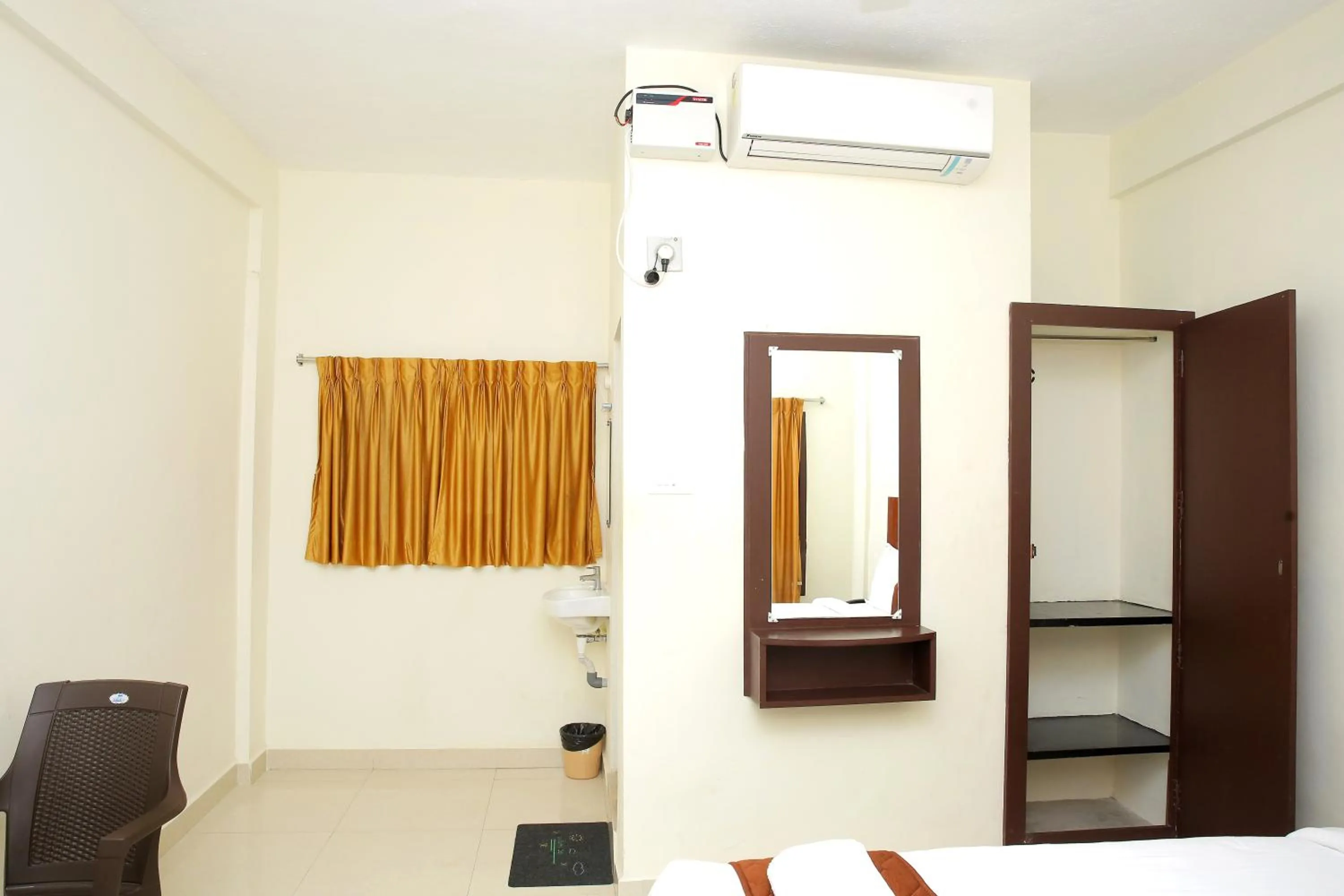 Living room, Bed in Rani Residency