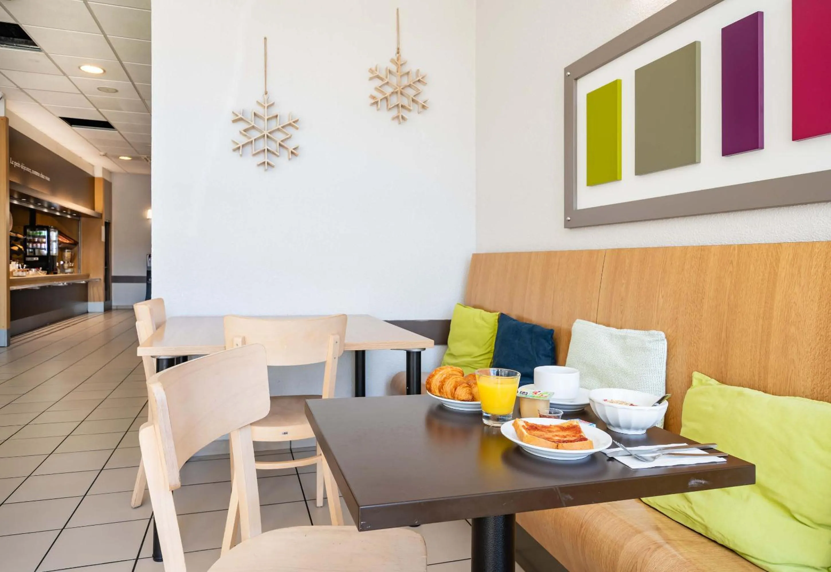 Restaurant/places to eat in B&B HOTEL Grenoble Centre Alpexpo