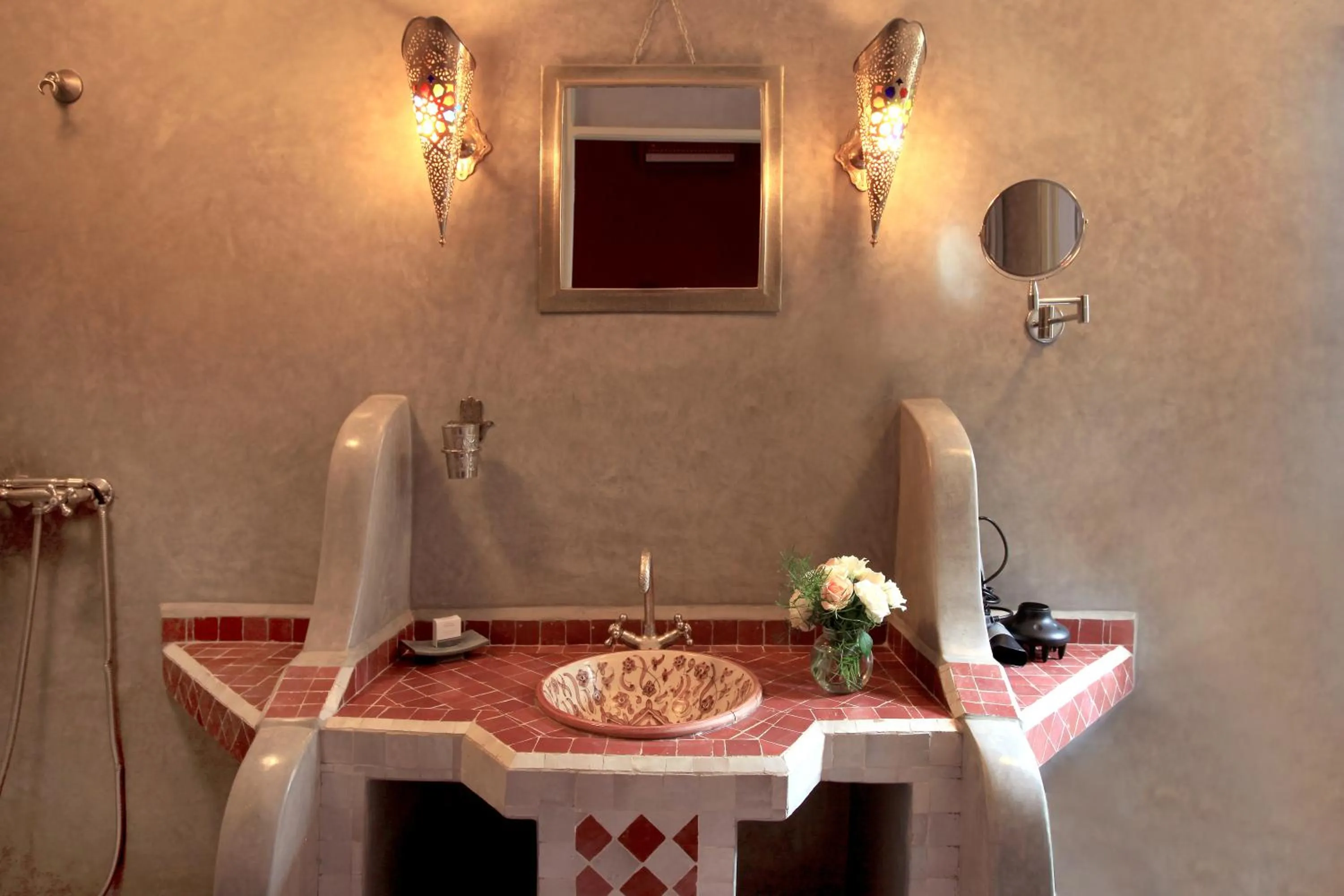 Bathroom in Riad Noos Noos & Spa