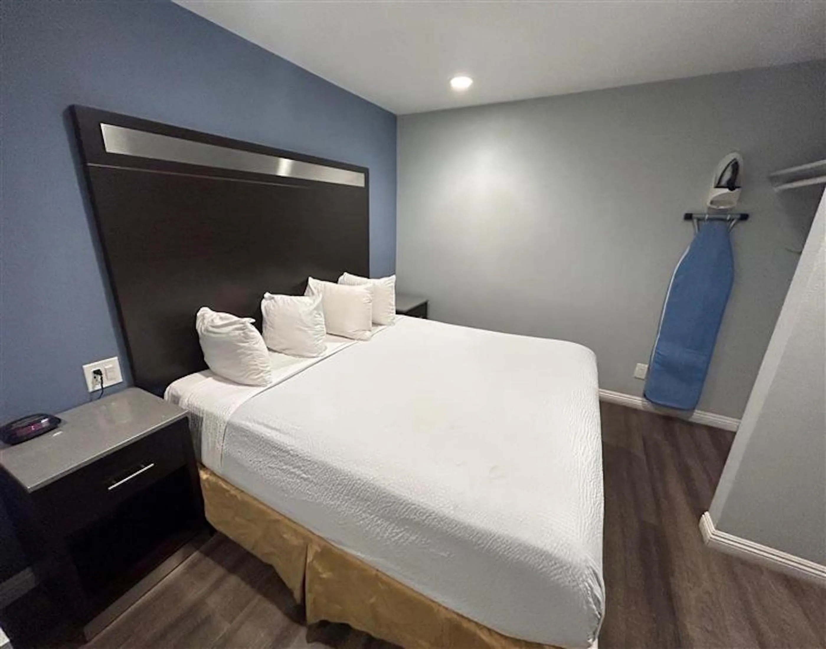 Bedroom, Bed in Motel 6 Yuba City, CA