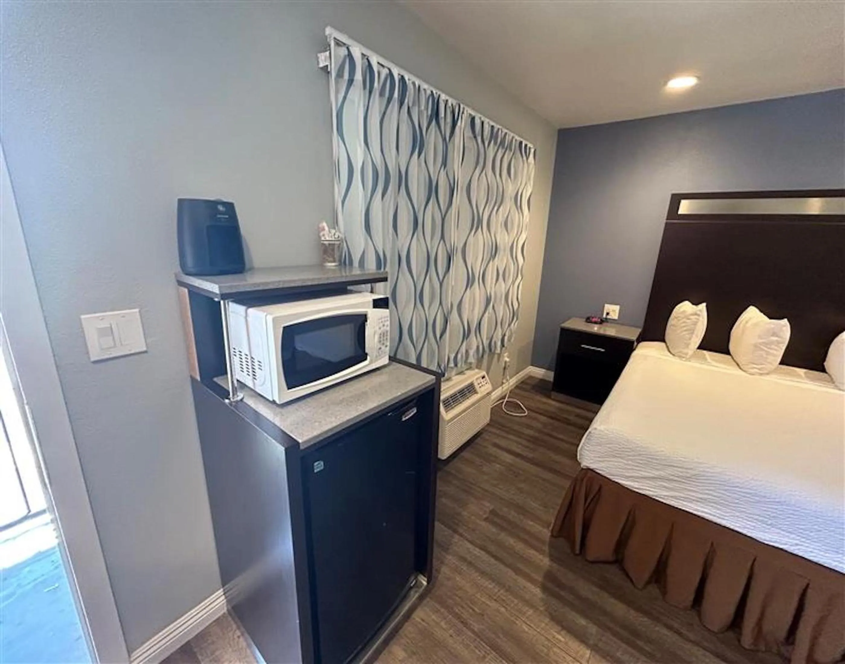 Bedroom, Bed in Motel 6 Yuba City, CA