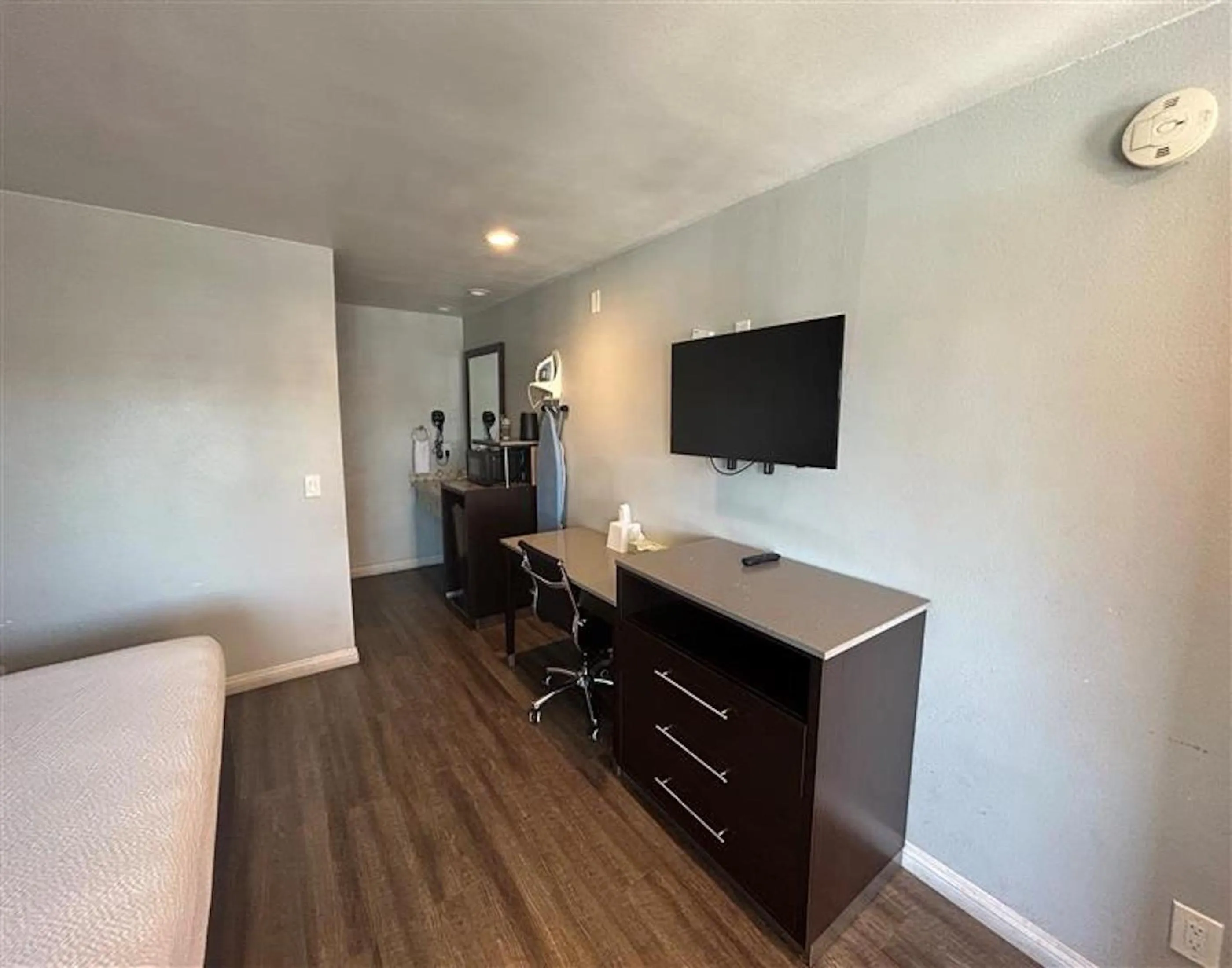 Photo of the whole room, Bed in Motel 6 Yuba City, CA