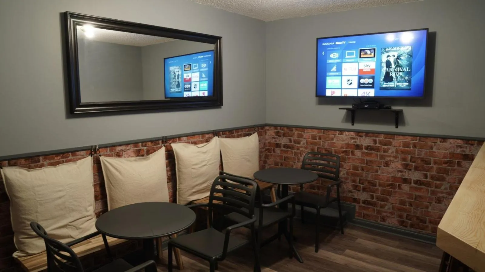 Communal lounge/ TV room in Banff International Hostel