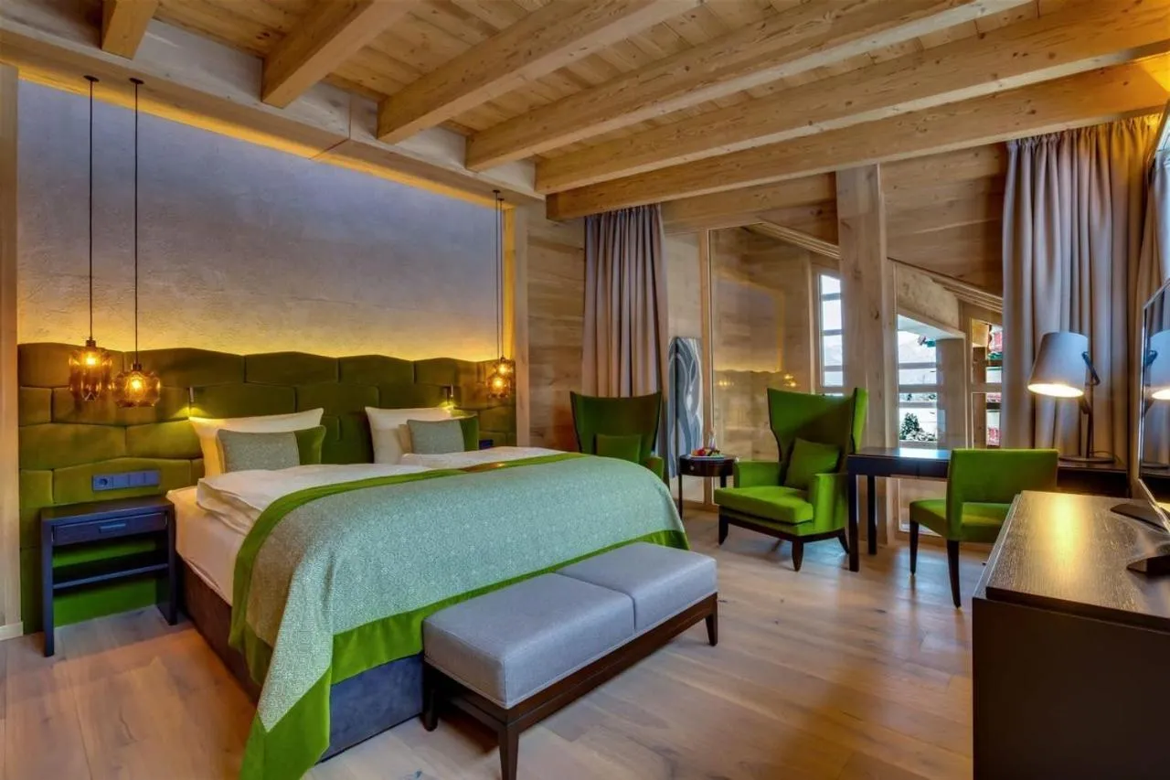 Photo of the whole room, Bed in Cocoon - Alpine Boutique Lodge