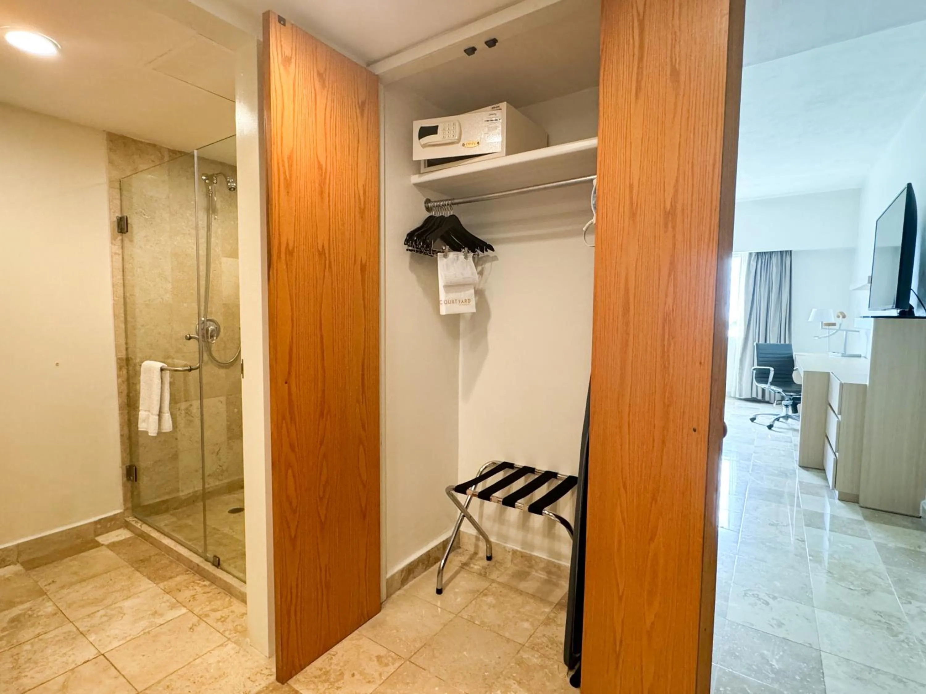 Shower in Courtyard by Marriott Villahermosa Tabasco