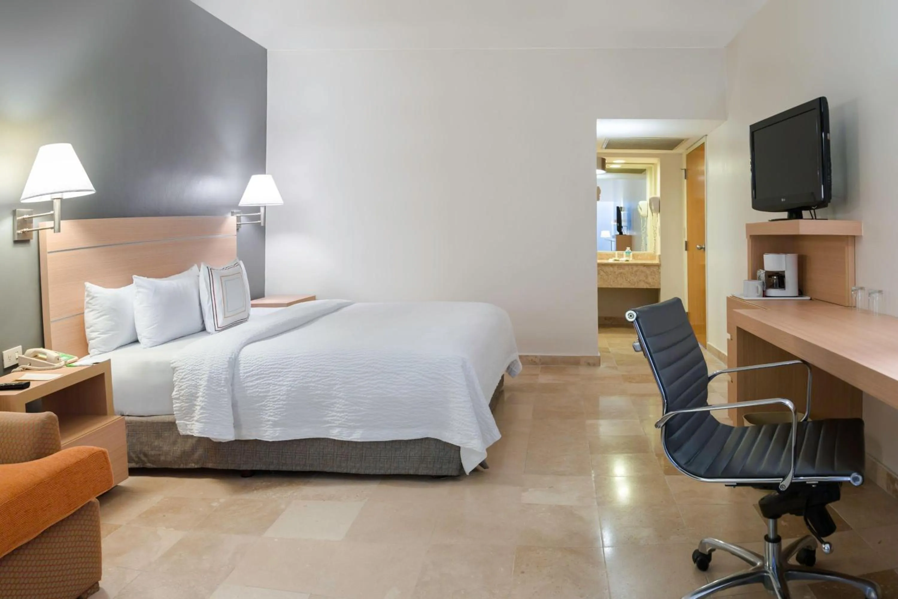 Photo of the whole room, Bed in Courtyard by Marriott Villahermosa Tabasco