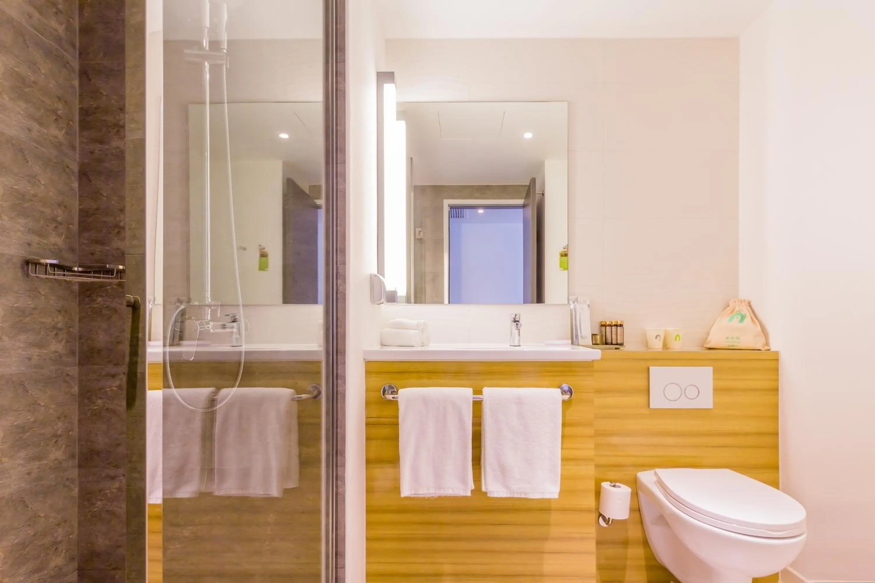 Shower in Campanile Shanghai Railway Station and People's Square