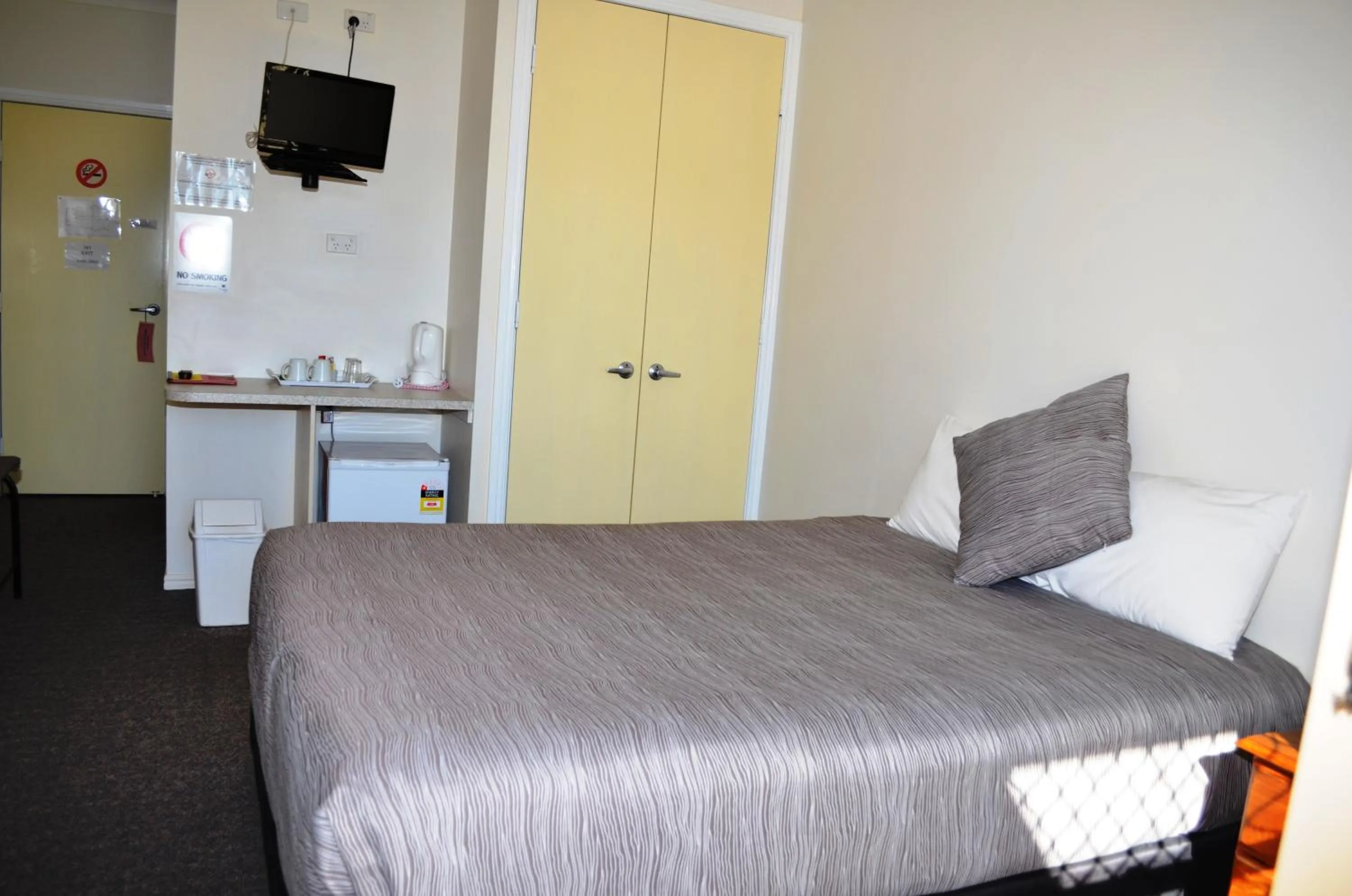 Bed in Redland Bay Motel