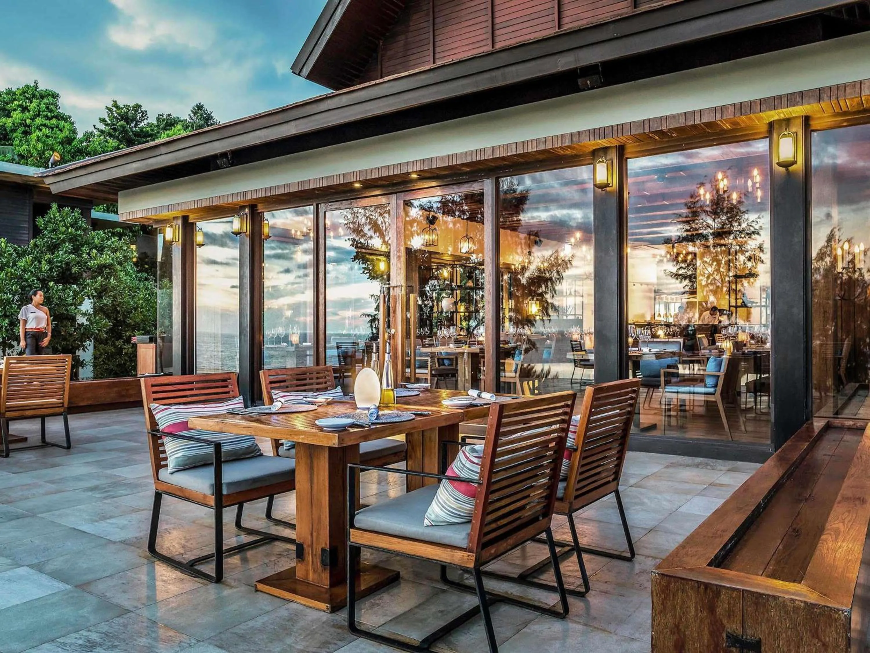 Restaurant/places to eat in Pullman Phuket Arcadia Naithon Beach