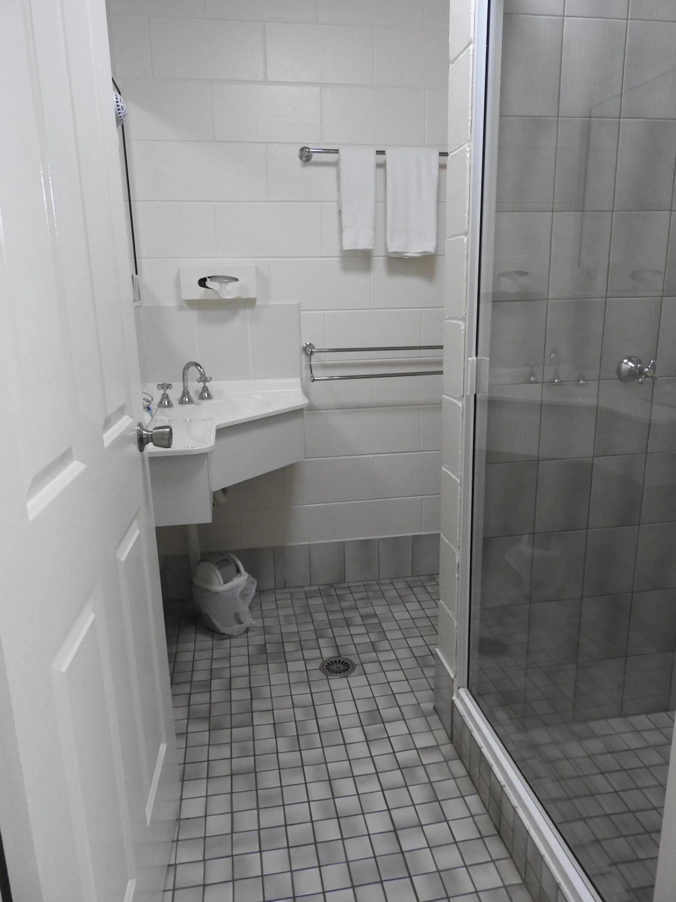 Shower in Barrier Reef Motel Innisfail