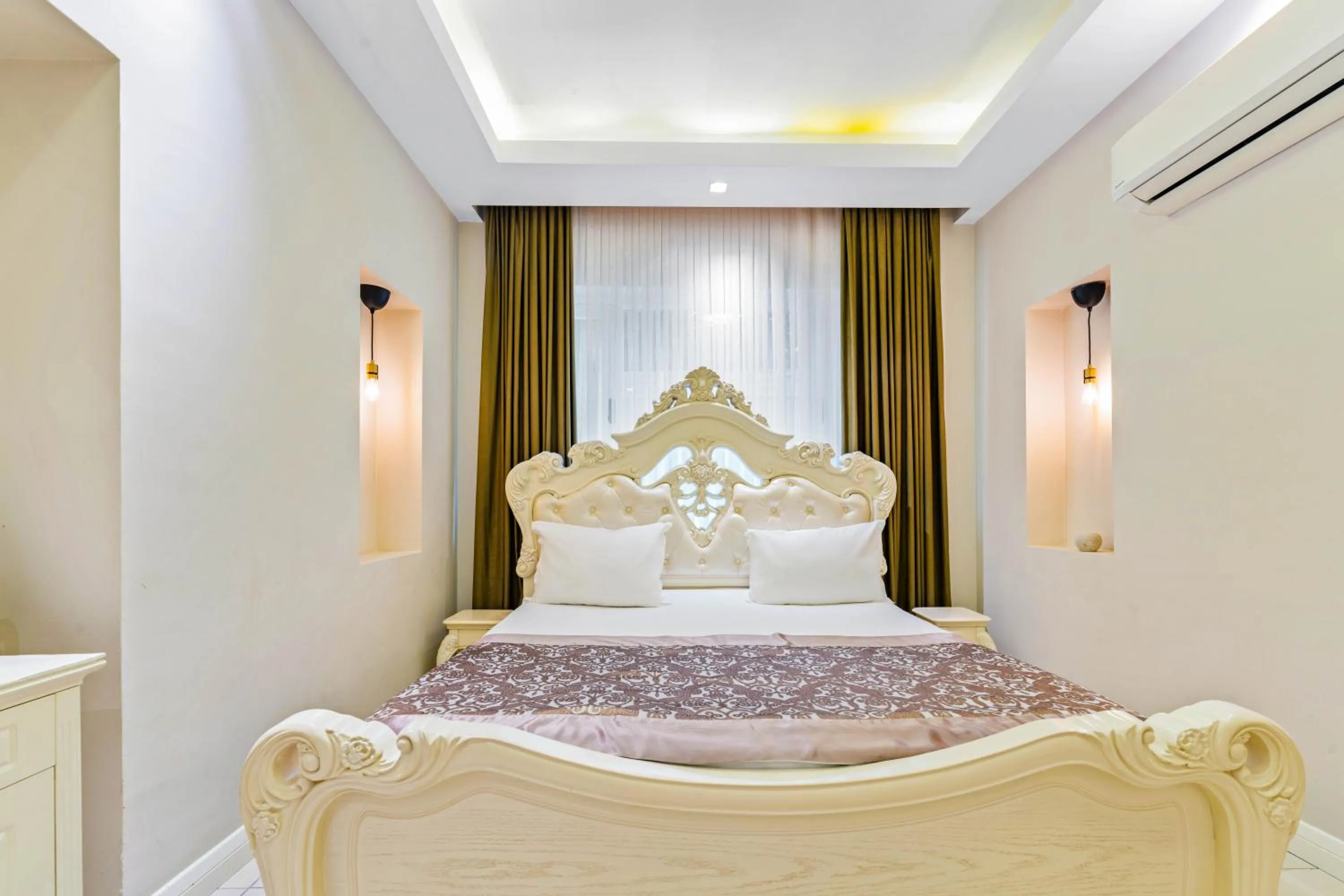 Bedroom, Bed in Elegance East Hotel