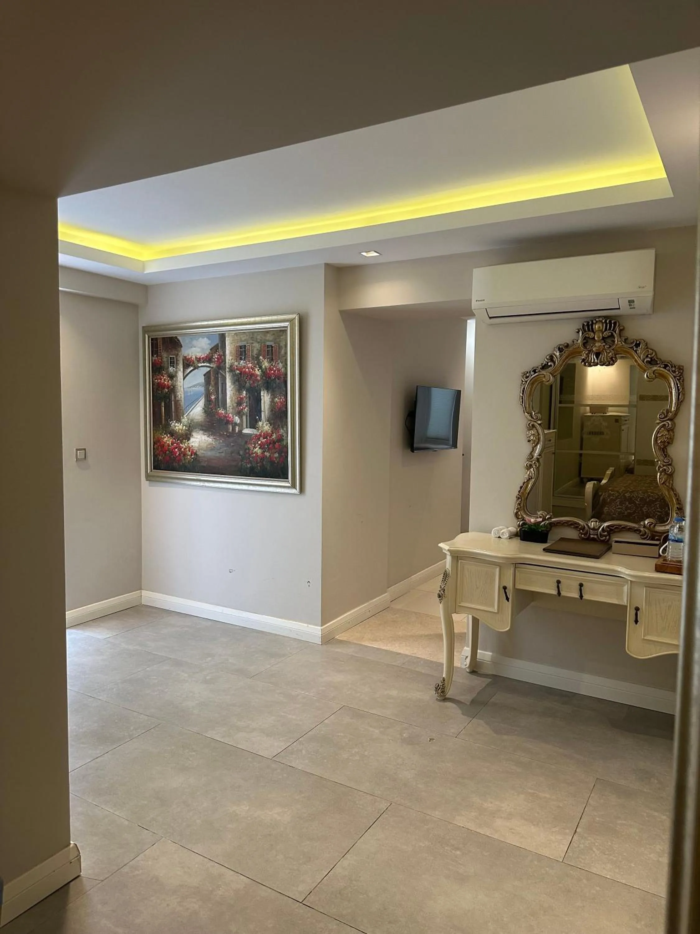 TV and multimedia in Elegance East Hotel