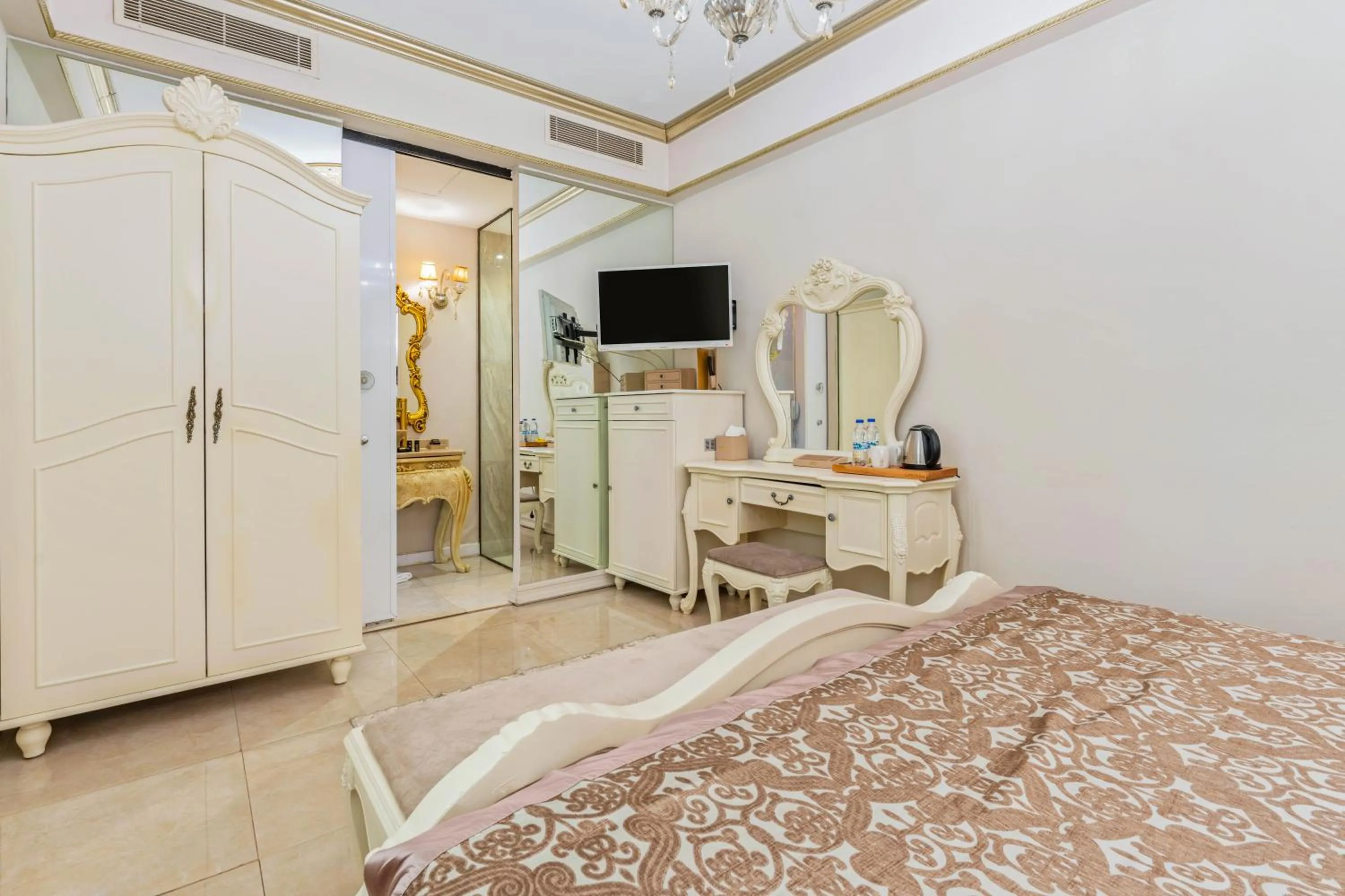 Photo of the whole room, Bed in Elegance East Hotel