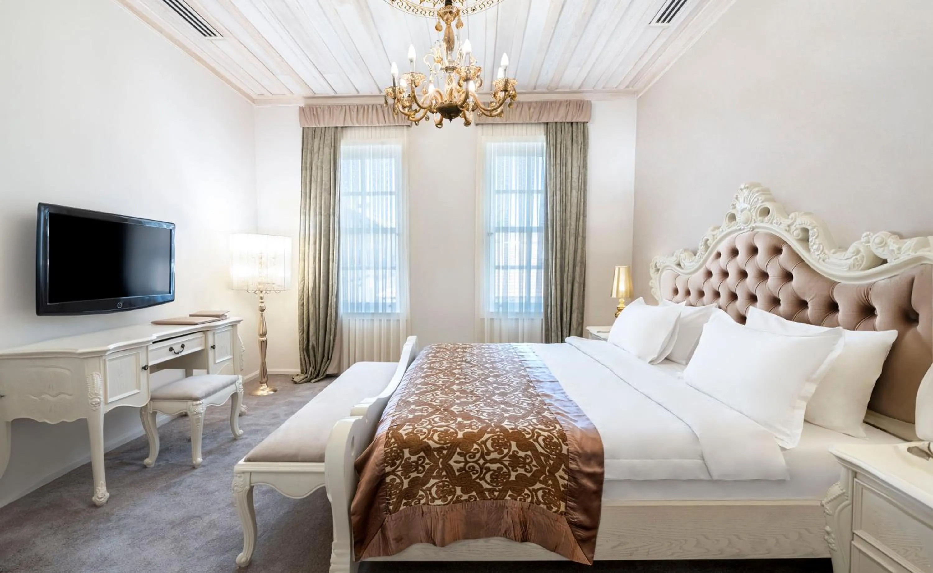 Bed in Elegance East Hotel