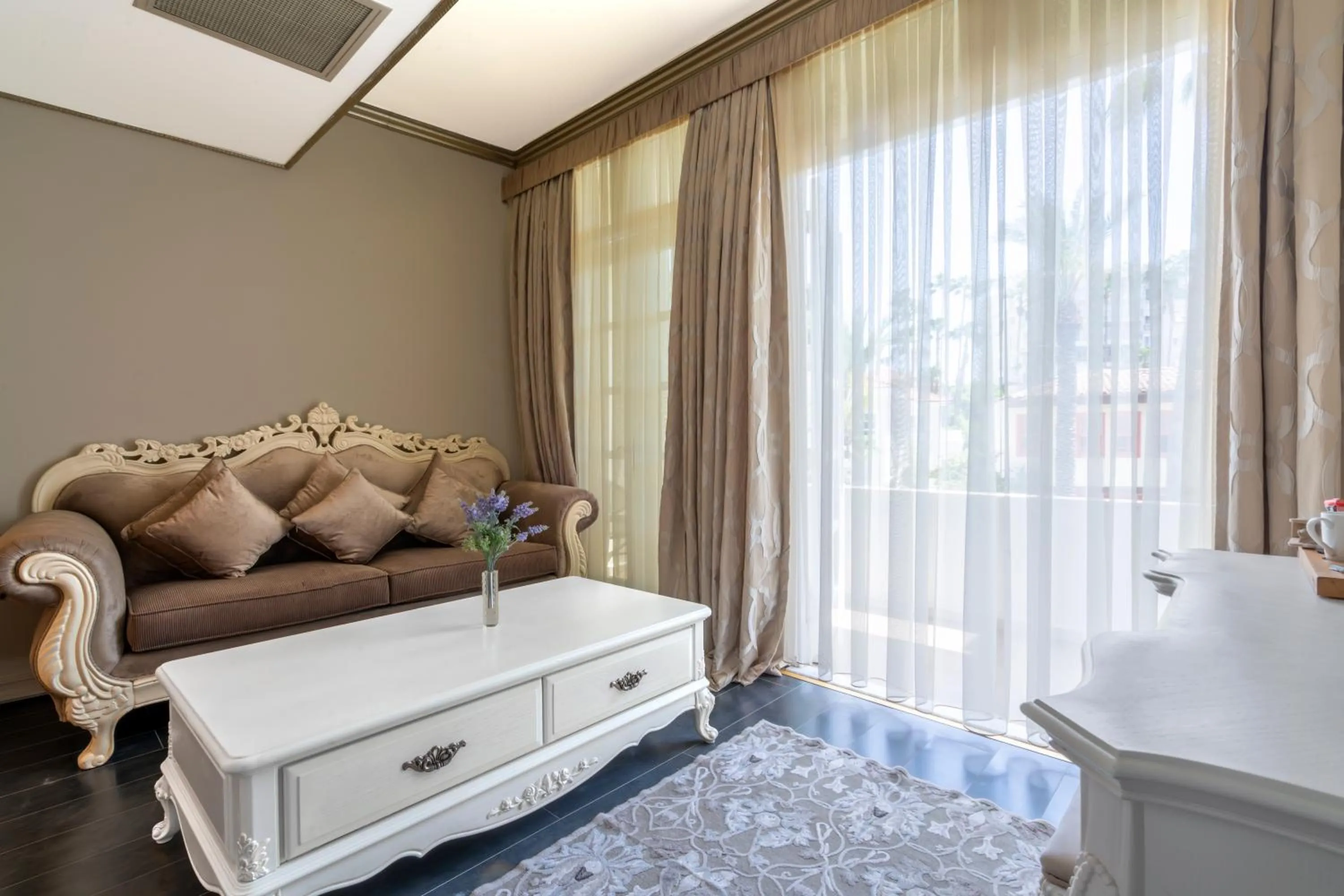 Living room in Elegance East Hotel