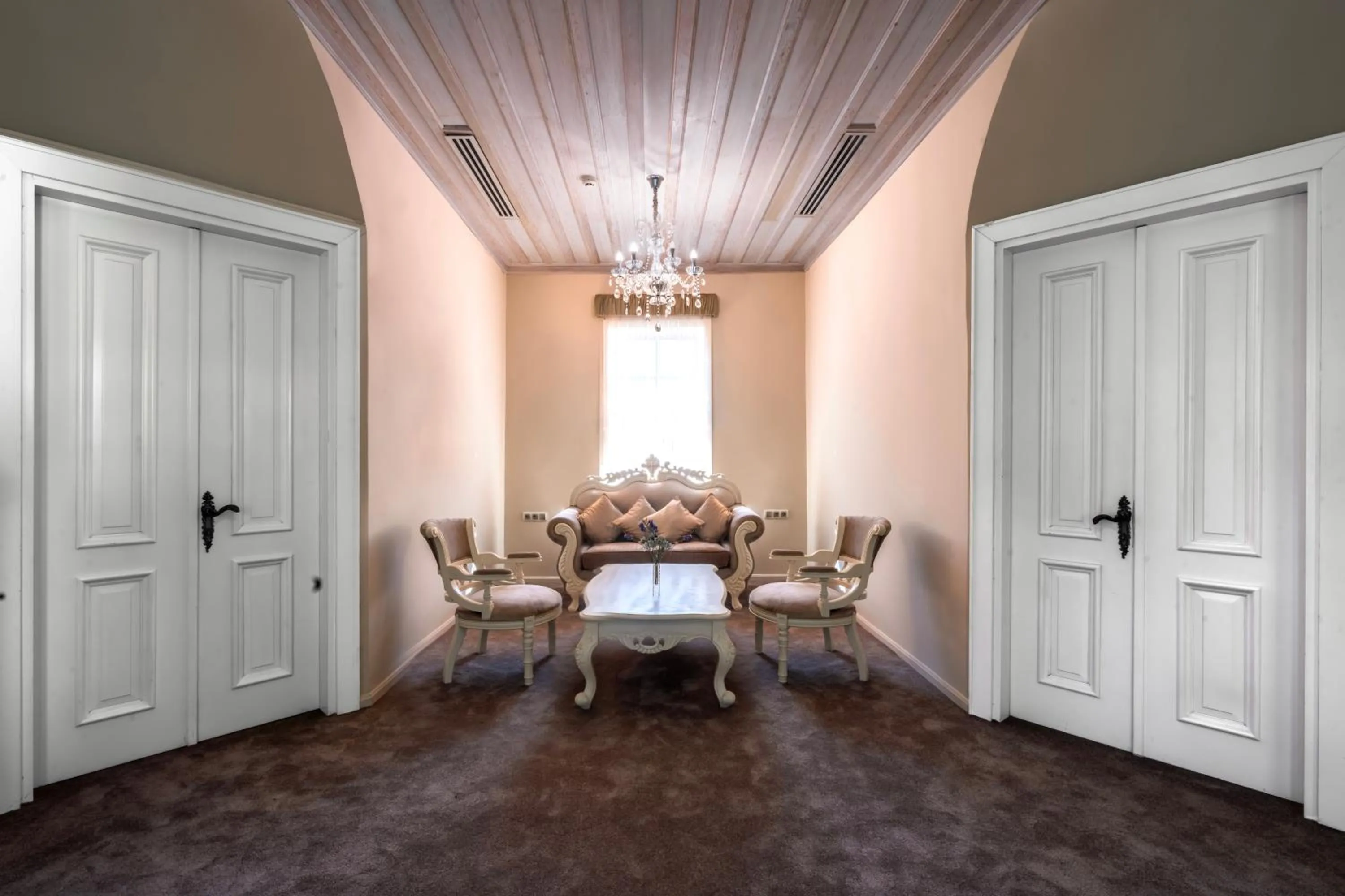 Living room in Elegance East Hotel