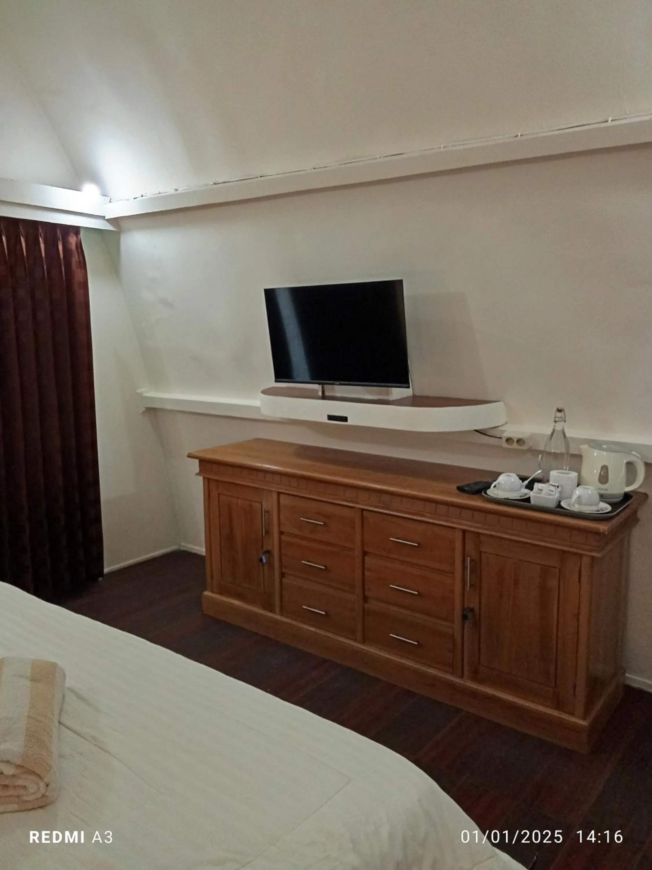 TV and multimedia, Bed in Coral Beach 2 Bungalow