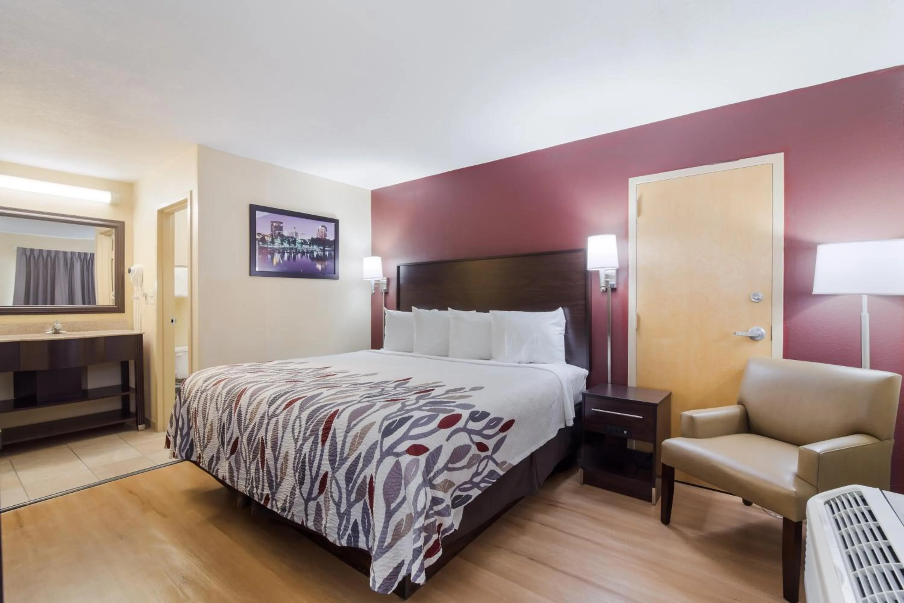 Photo of the whole room, Bed in Red Roof Inn Augusta – Washington Road