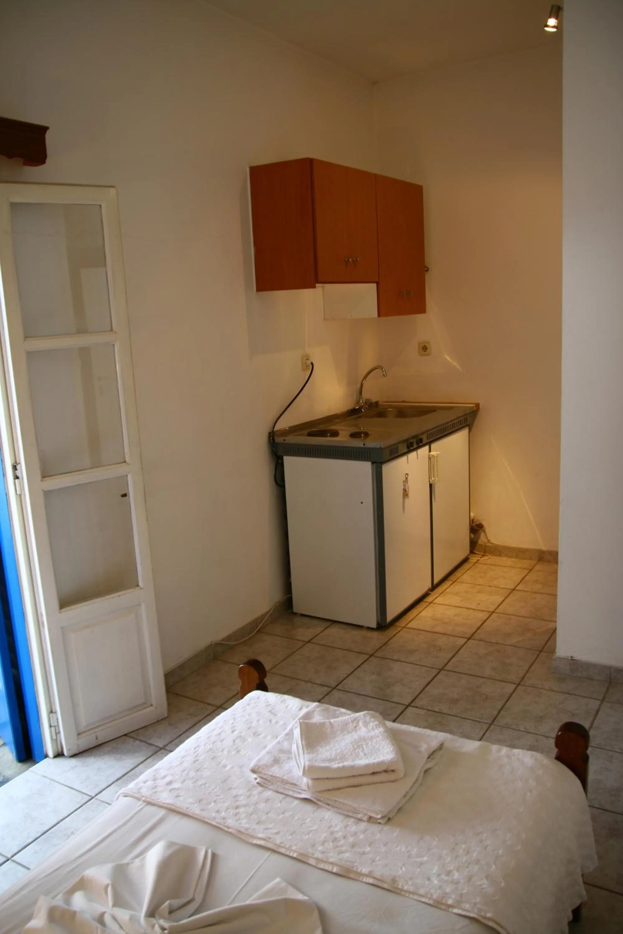 Kitchen or kitchenette, Bed in Hotel Landeris