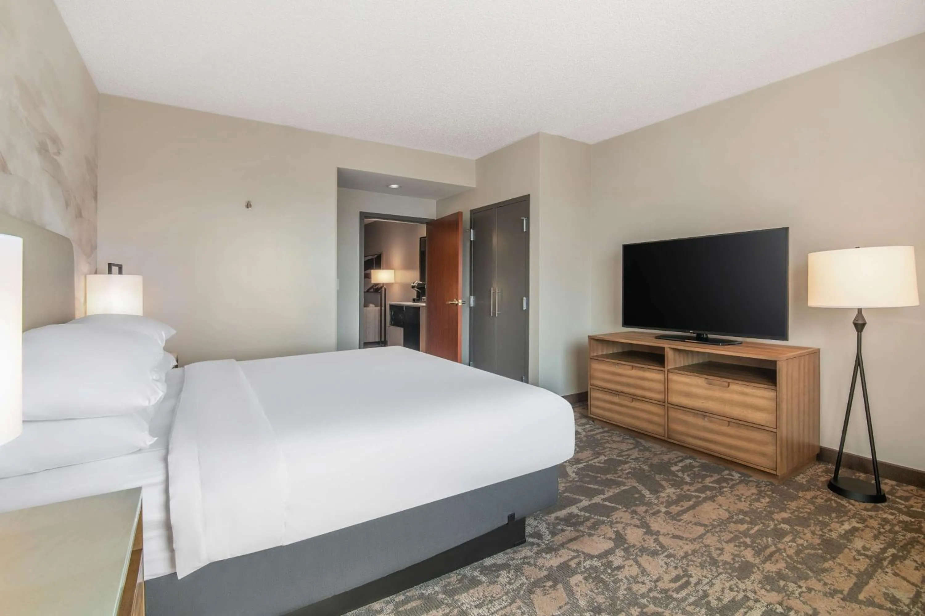 Bed in Embassy Suites by Hilton Albuquerque