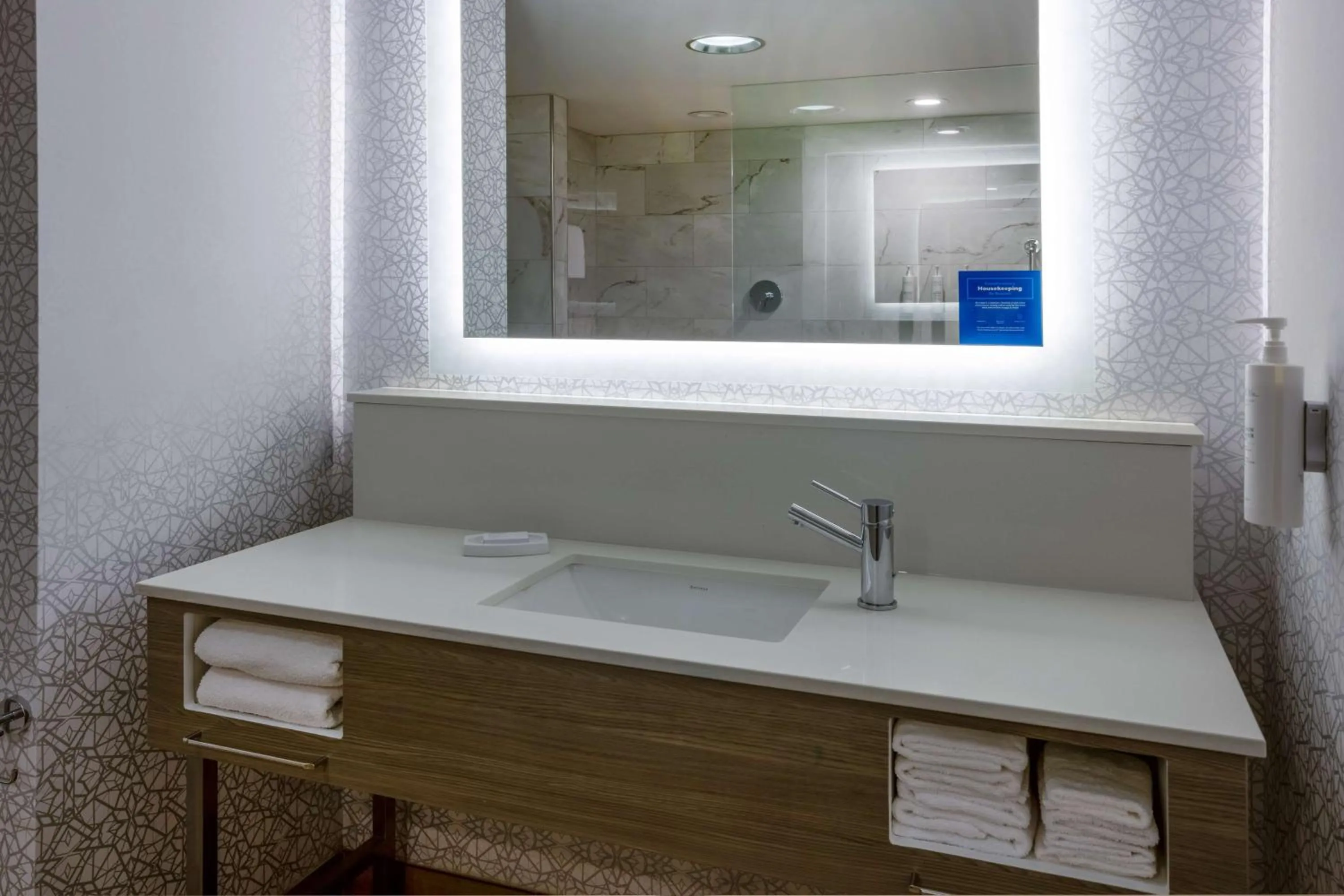 Bathroom in Hampton Inn Harriman Woodbury