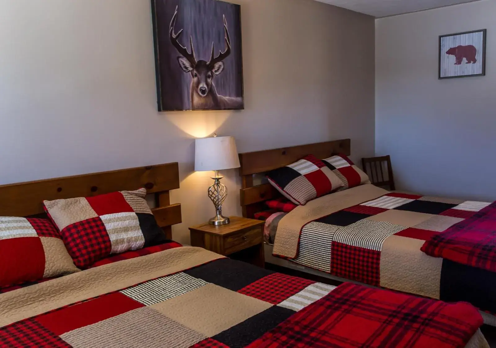 Deluxe Queen Room in Bear Tracks Inn Deluxe Queen Room in Bear Tracks Inn