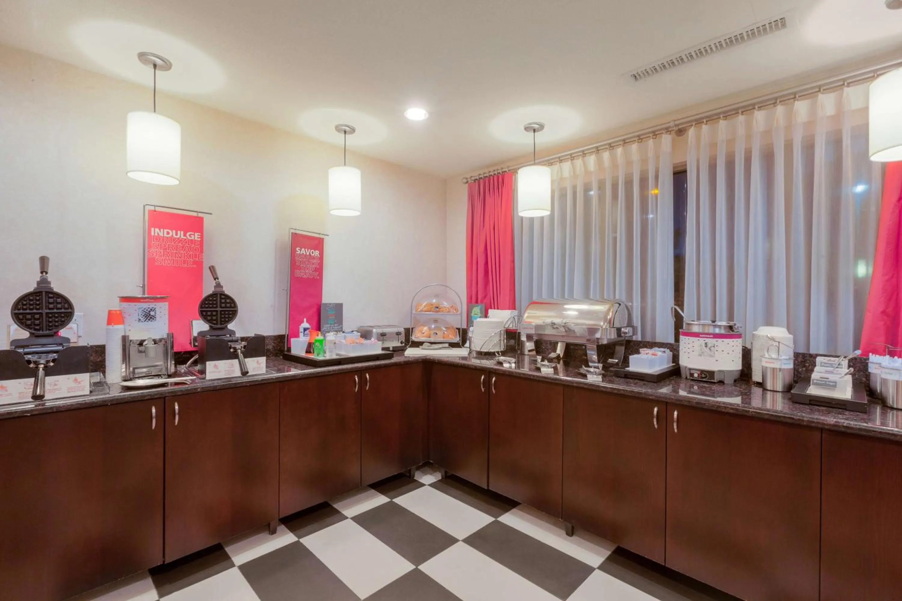 Dining area in Hampton Inn San Marcos