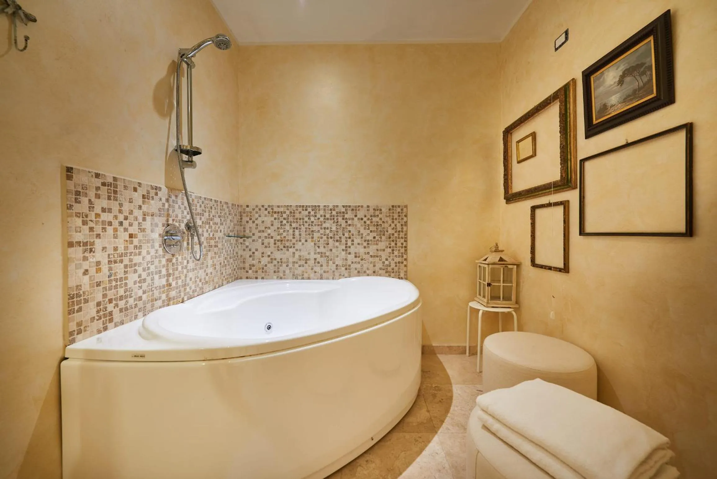 Hot Tub in B&B Le Stanze del Duomo