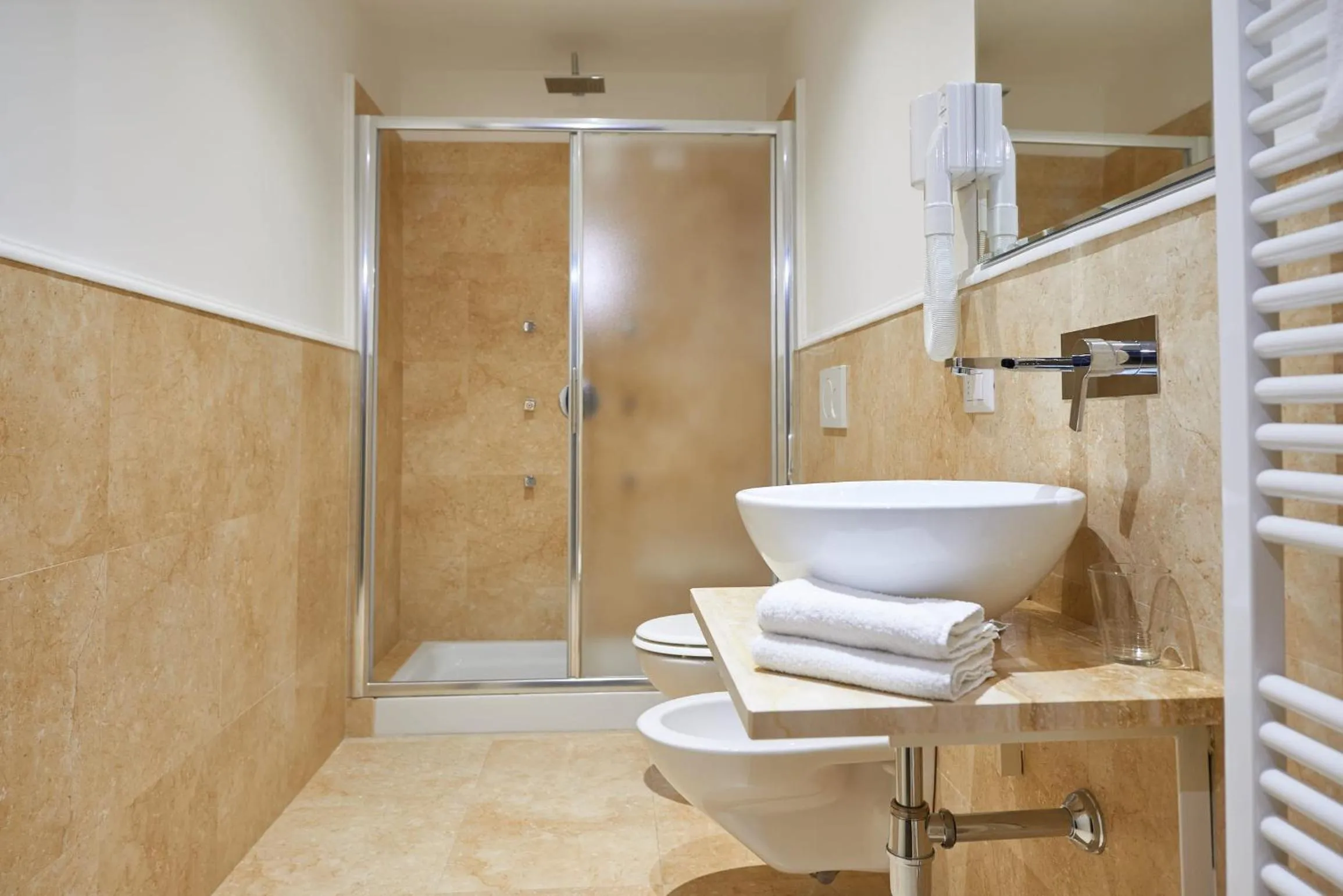 Shower in B&B Le Stanze del Duomo