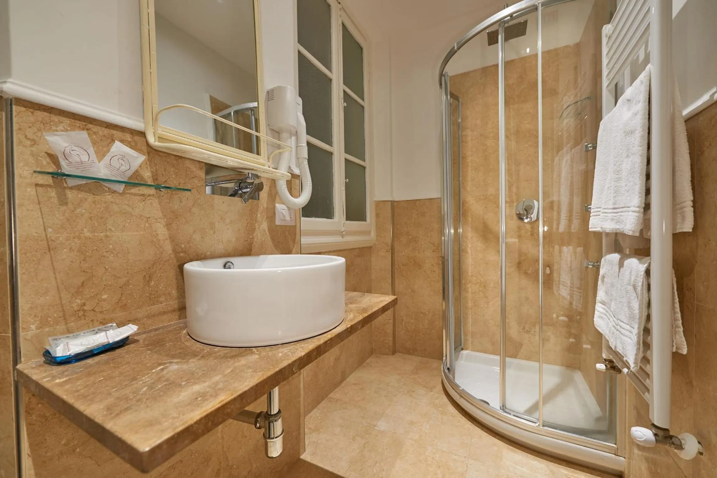 Shower in B&B Le Stanze del Duomo