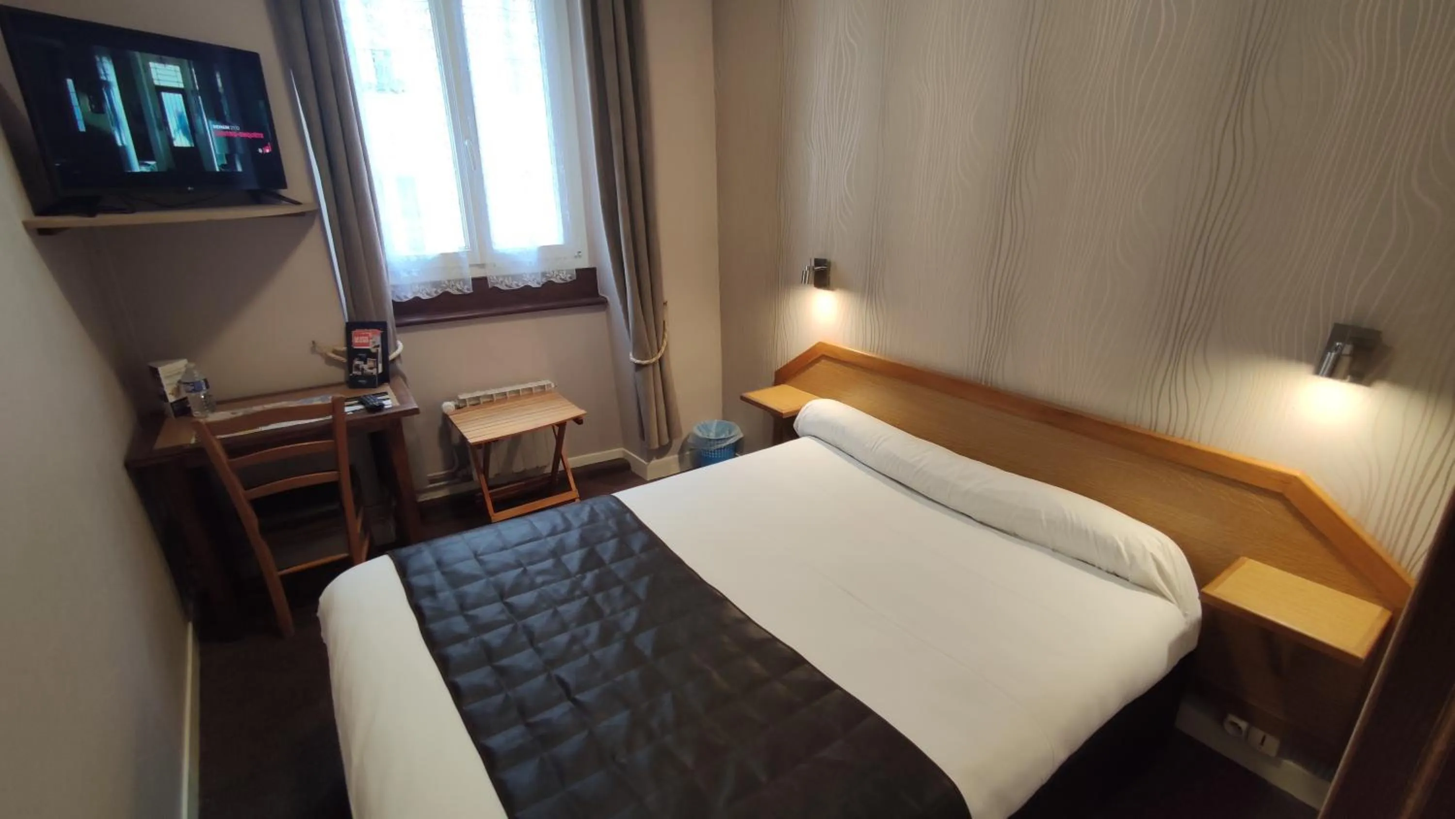 Photo of the whole room, Bed in Hotel Angleterre