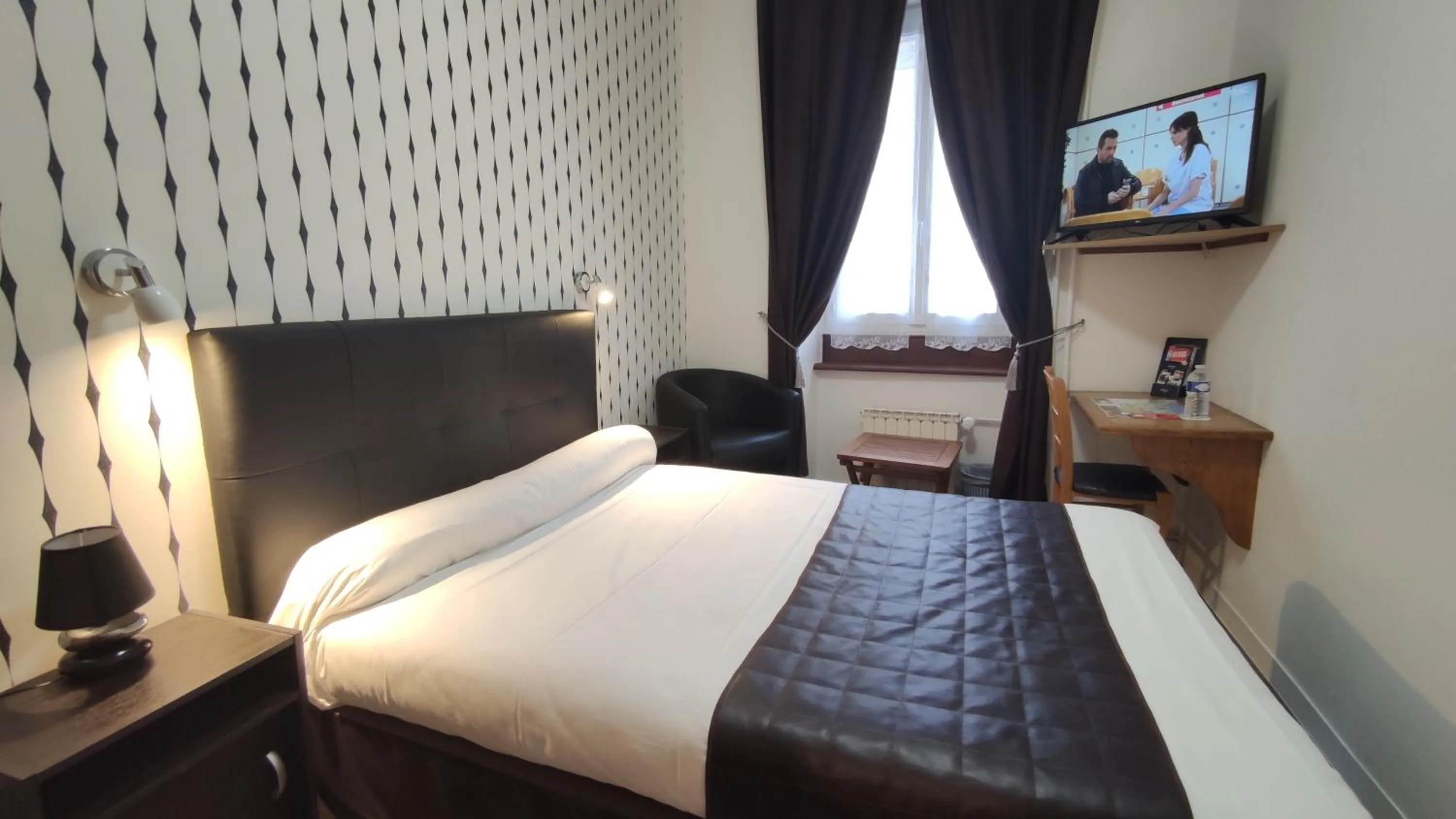 Photo of the whole room, Bed in Hotel Angleterre