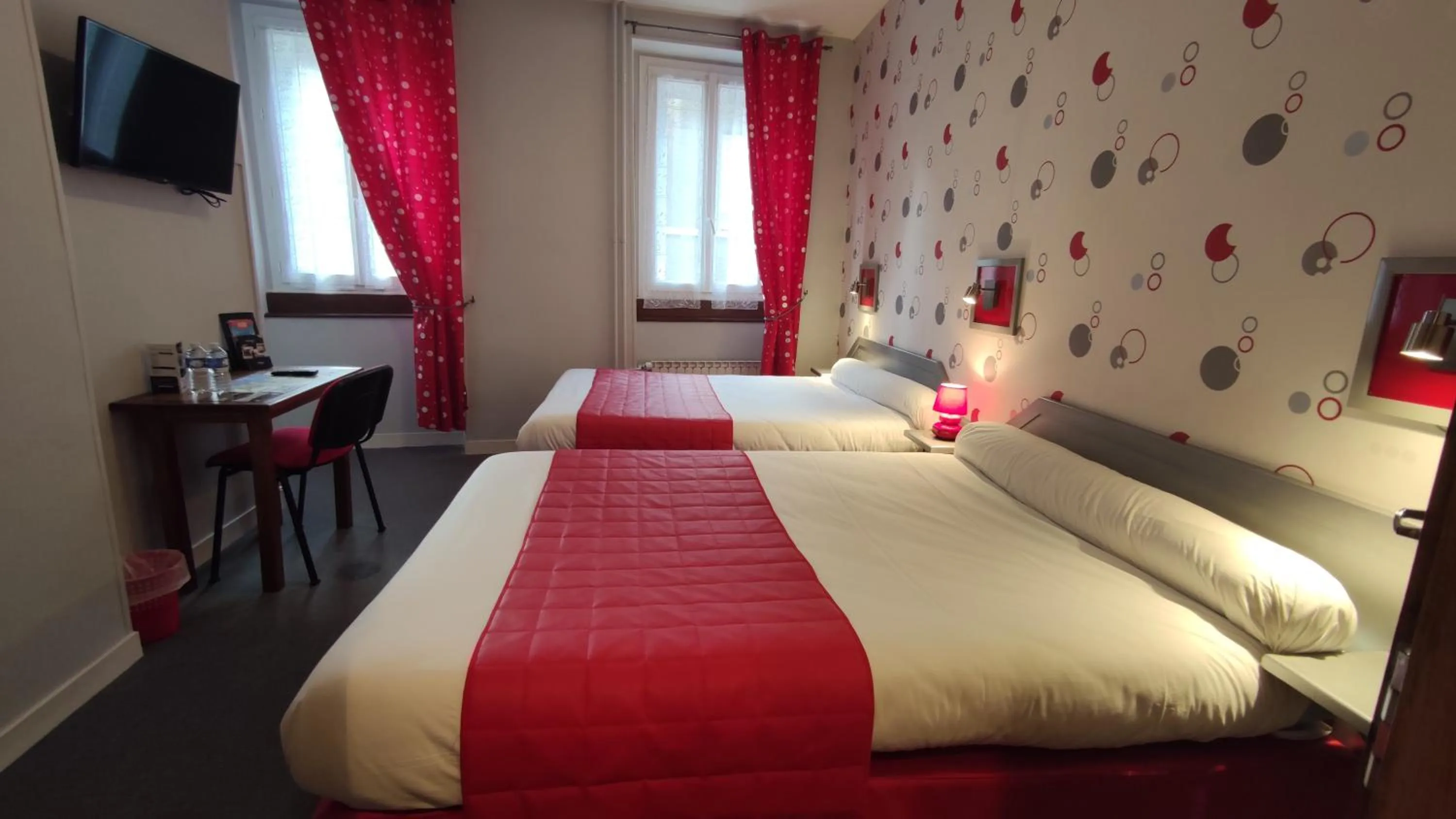 Photo of the whole room, Bed in Hotel Angleterre