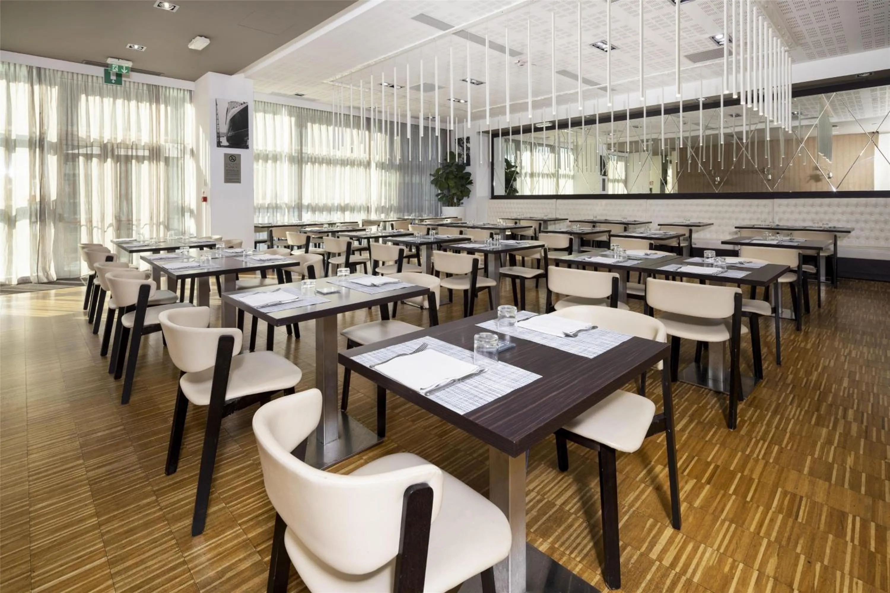 Restaurant/places to eat in Best Western Premier CHC Airport